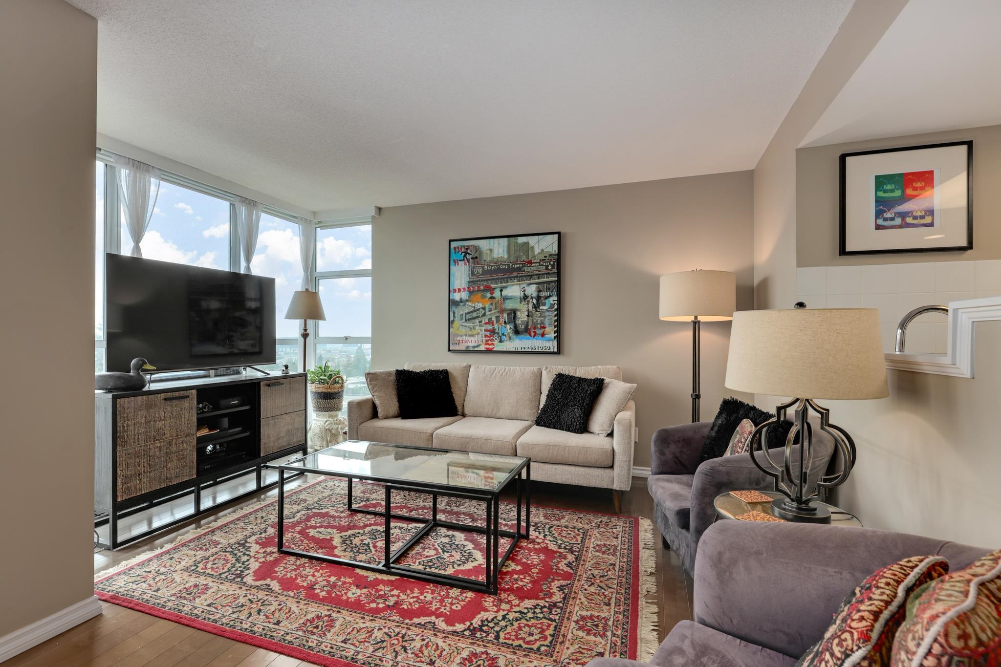 Listing image of 702 567 LONSDALE AVENUE