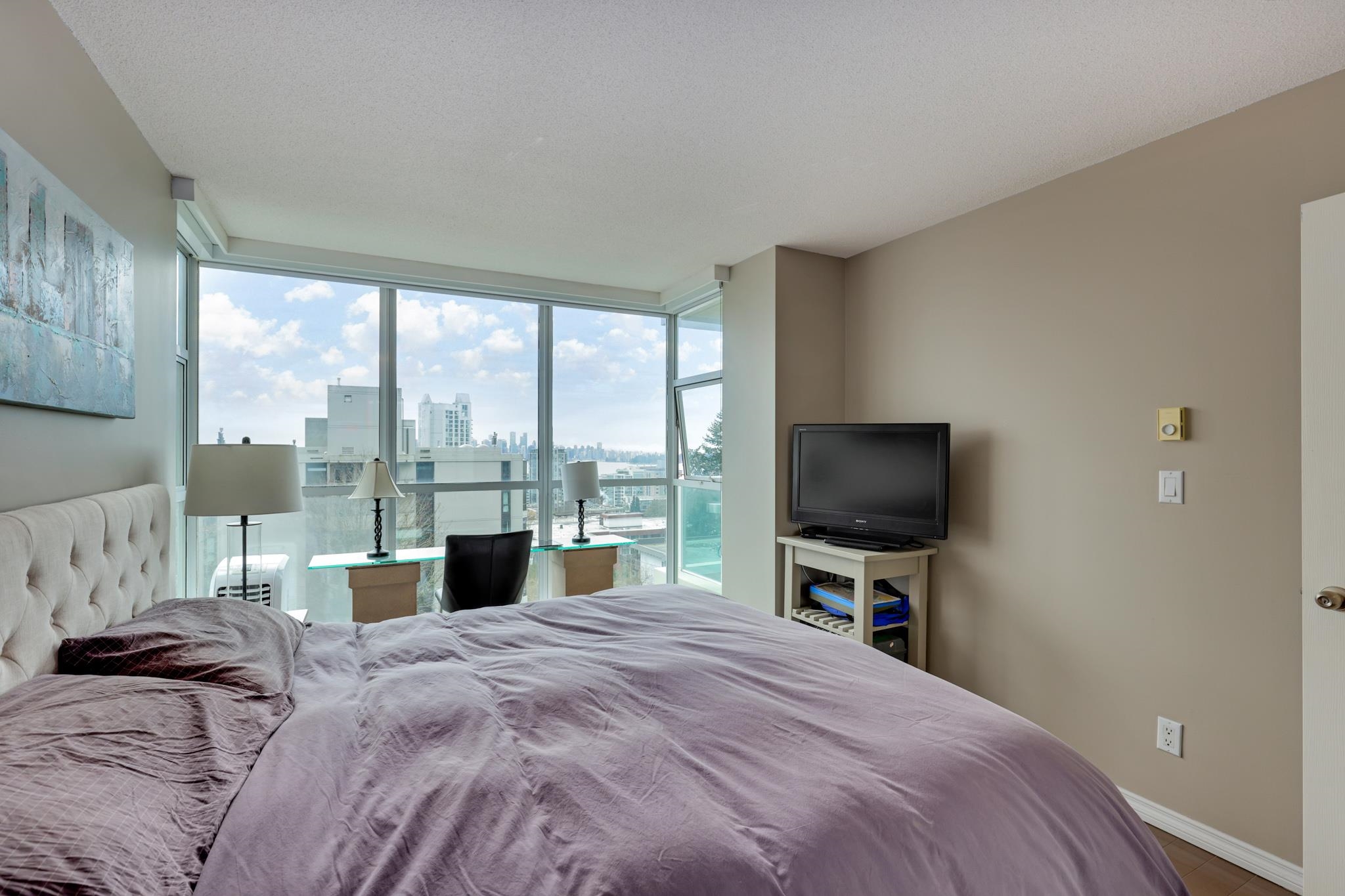 Listing image of 702 567 LONSDALE AVENUE