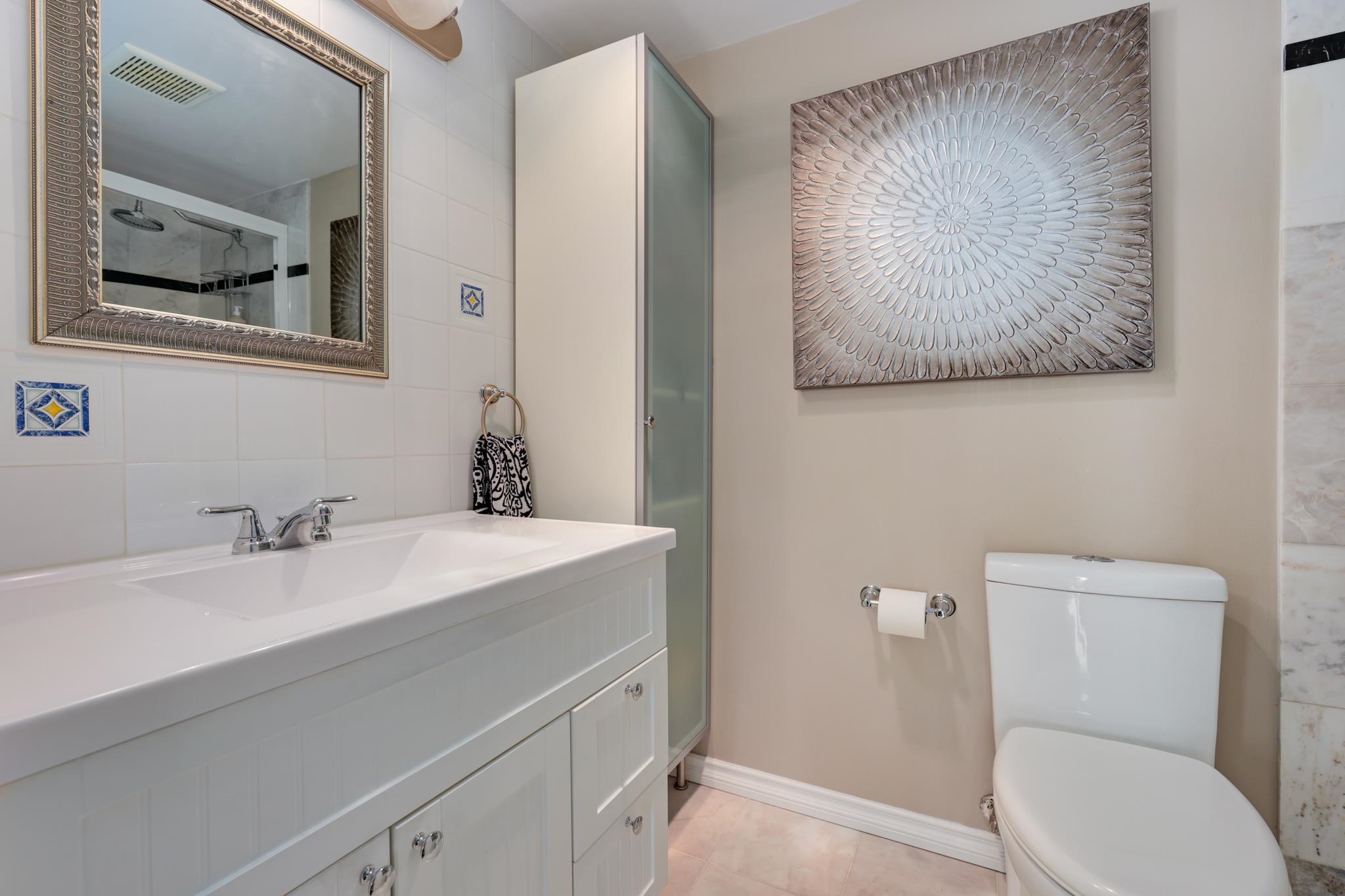 Listing image of 702 567 LONSDALE AVENUE