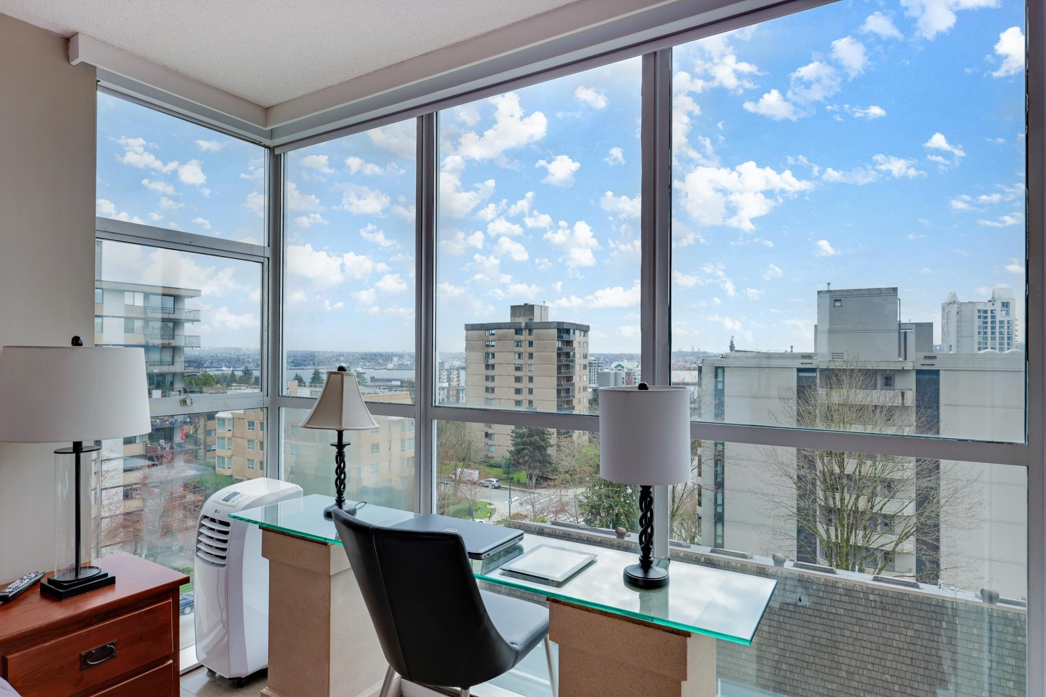 Listing image of 702 567 LONSDALE AVENUE
