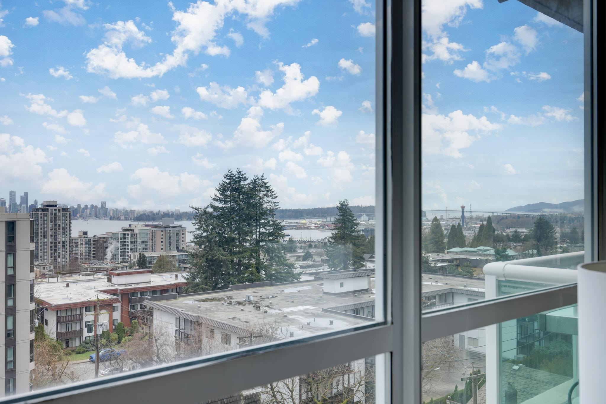 Listing image of 702 567 LONSDALE AVENUE