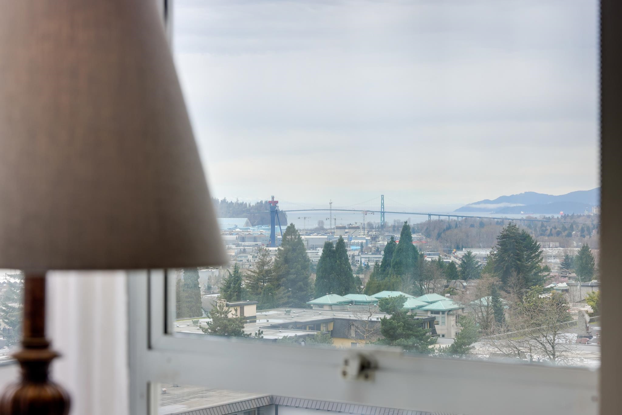Listing image of 702 567 LONSDALE AVENUE