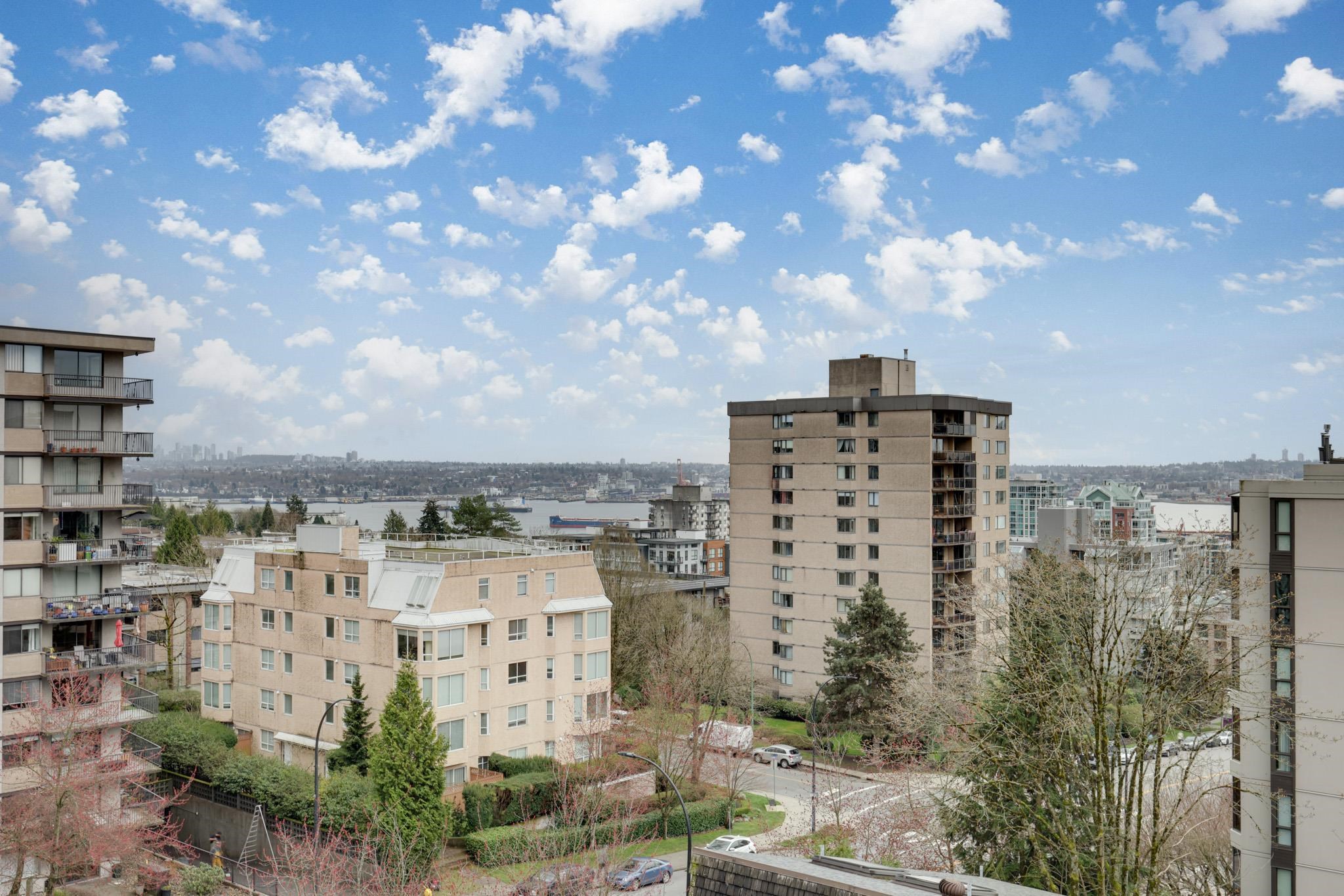 Listing image of 702 567 LONSDALE AVENUE