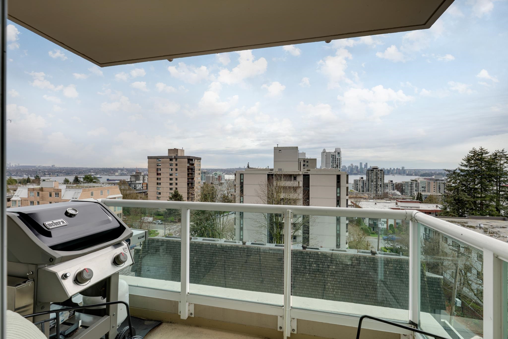 Listing image of 702 567 LONSDALE AVENUE