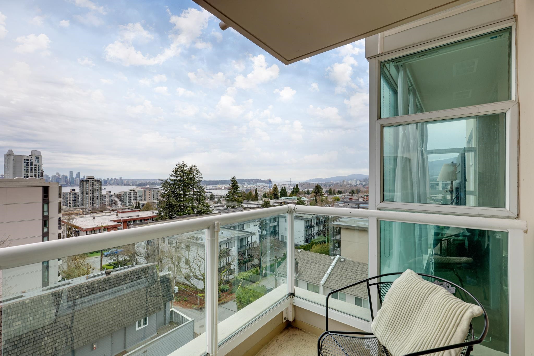 Listing image of 702 567 LONSDALE AVENUE