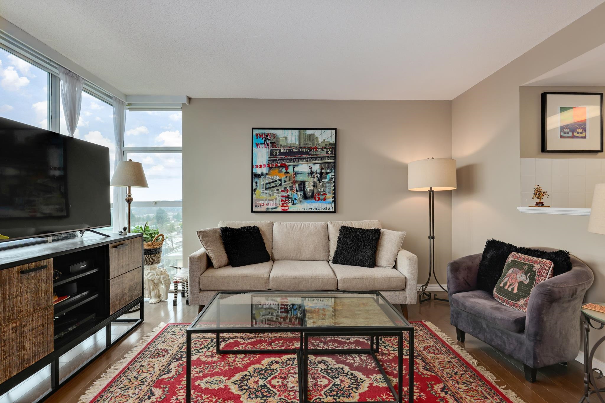Listing image of 702 567 LONSDALE AVENUE