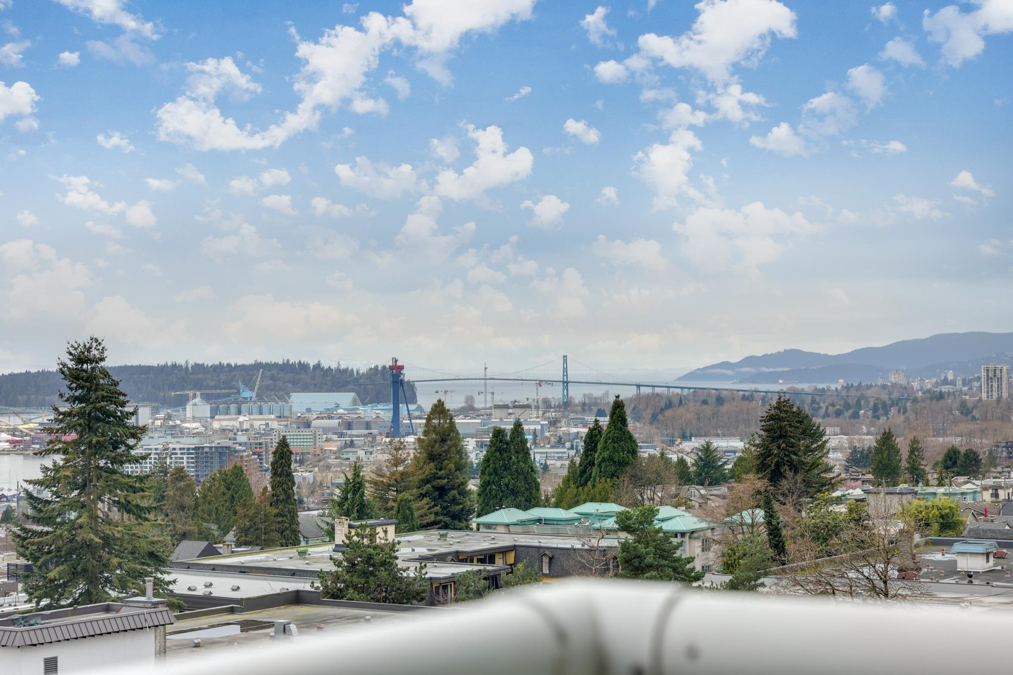 Listing image of 702 567 LONSDALE AVENUE