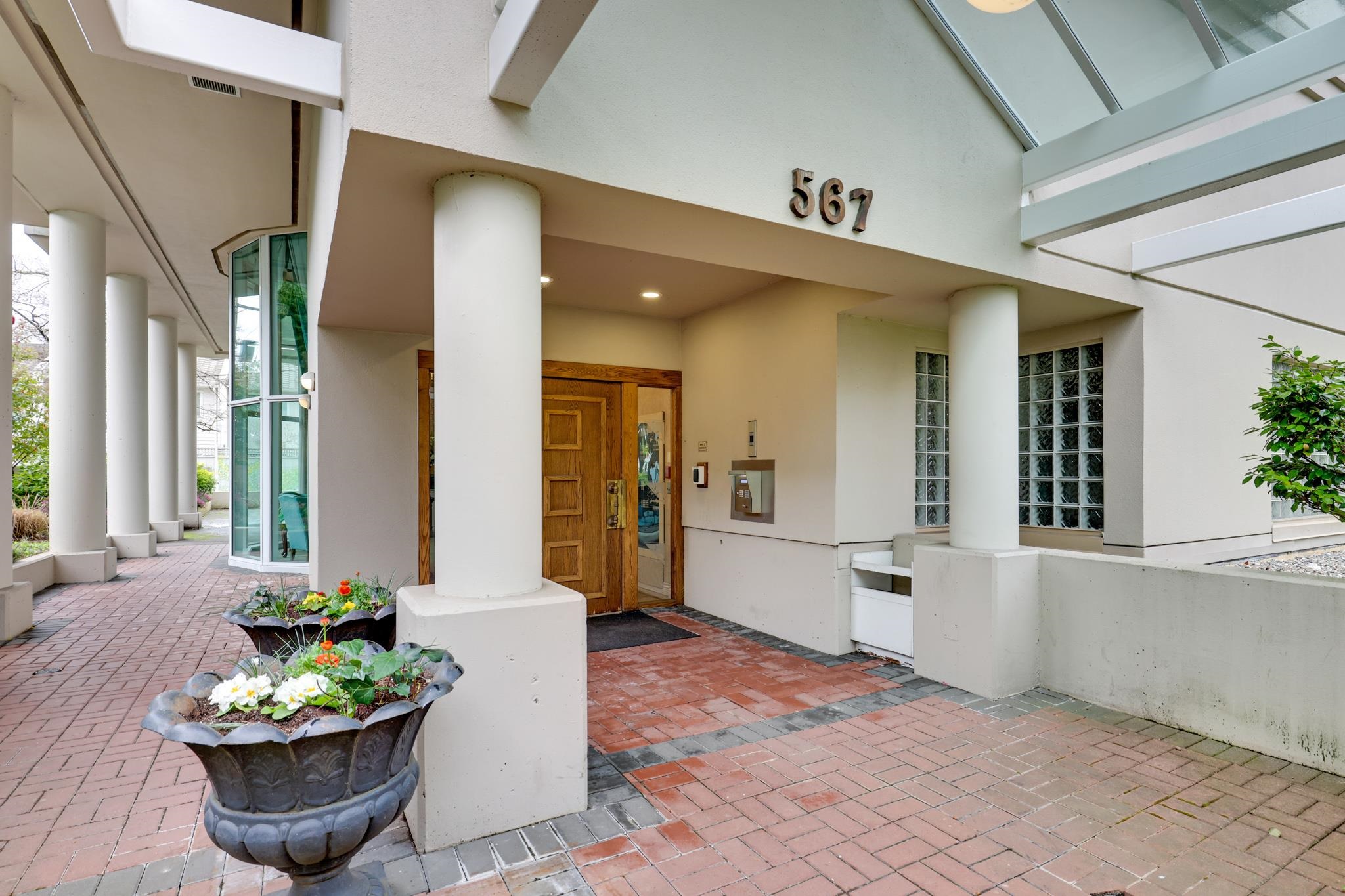 Listing image of 702 567 LONSDALE AVENUE