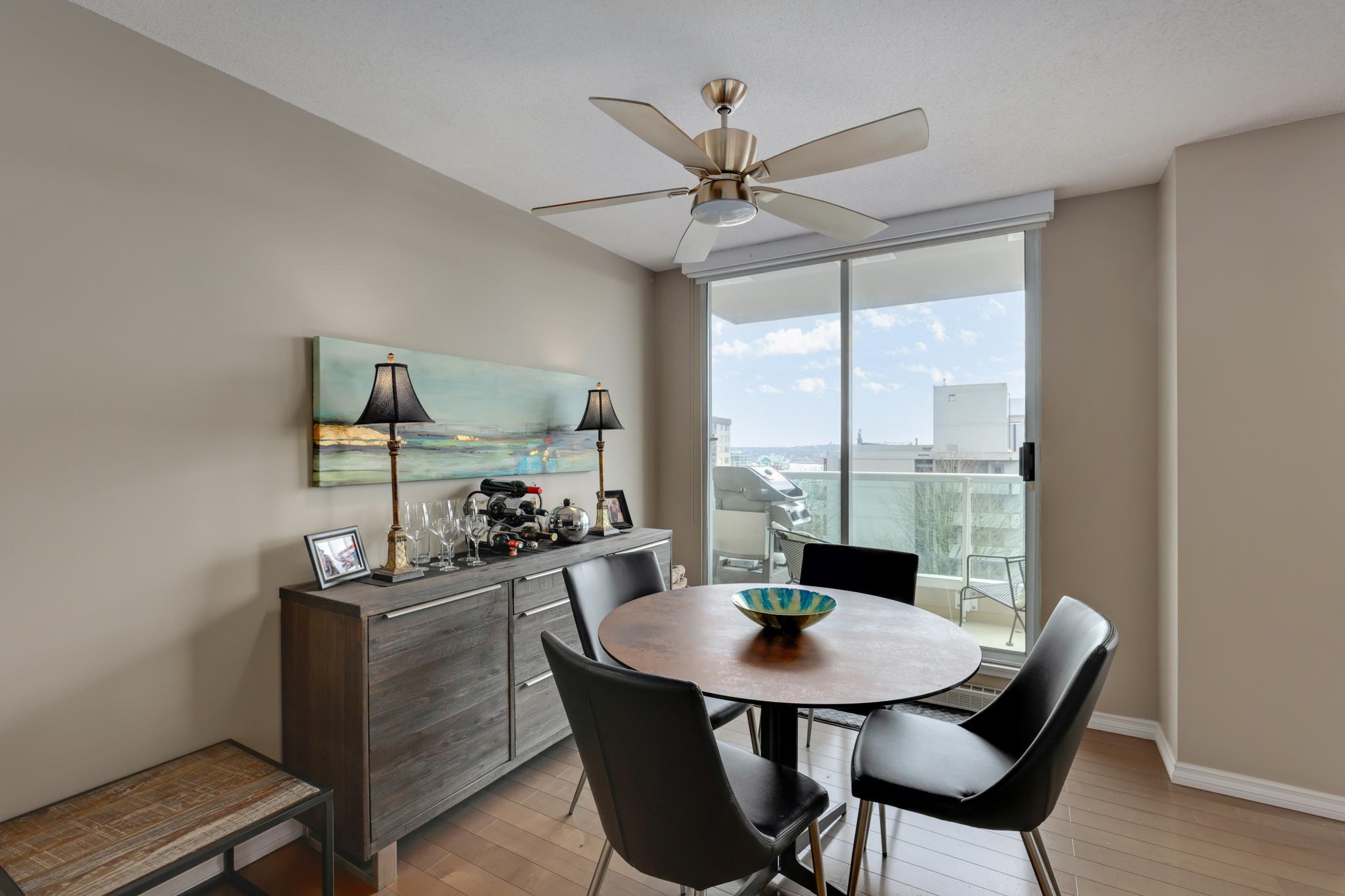 Listing image of 702 567 LONSDALE AVENUE