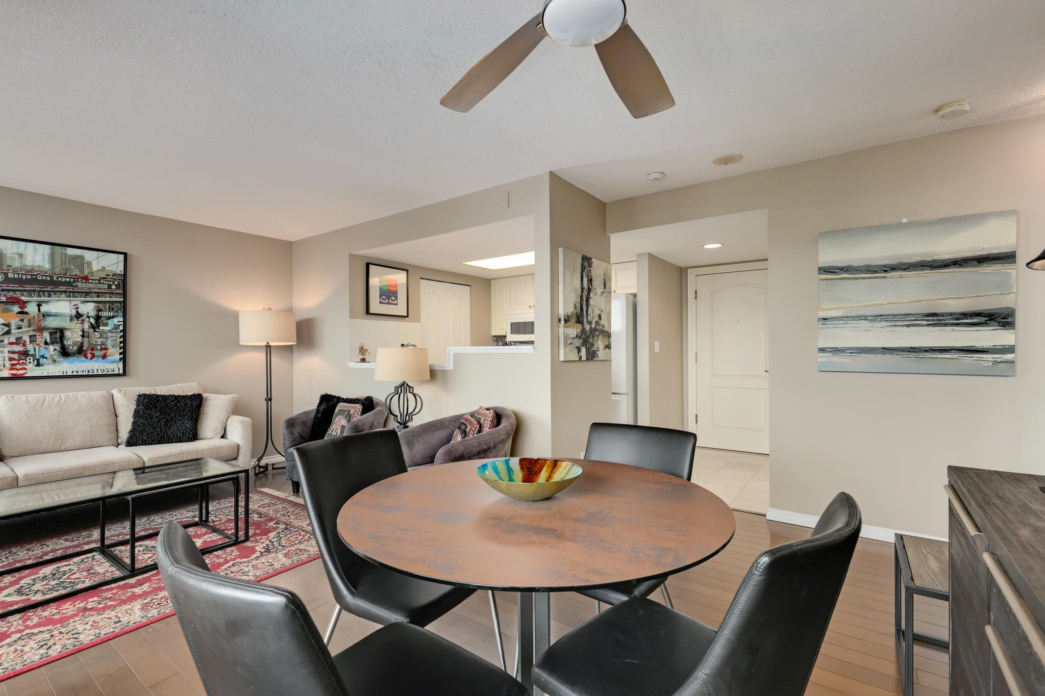 Listing image of 702 567 LONSDALE AVENUE