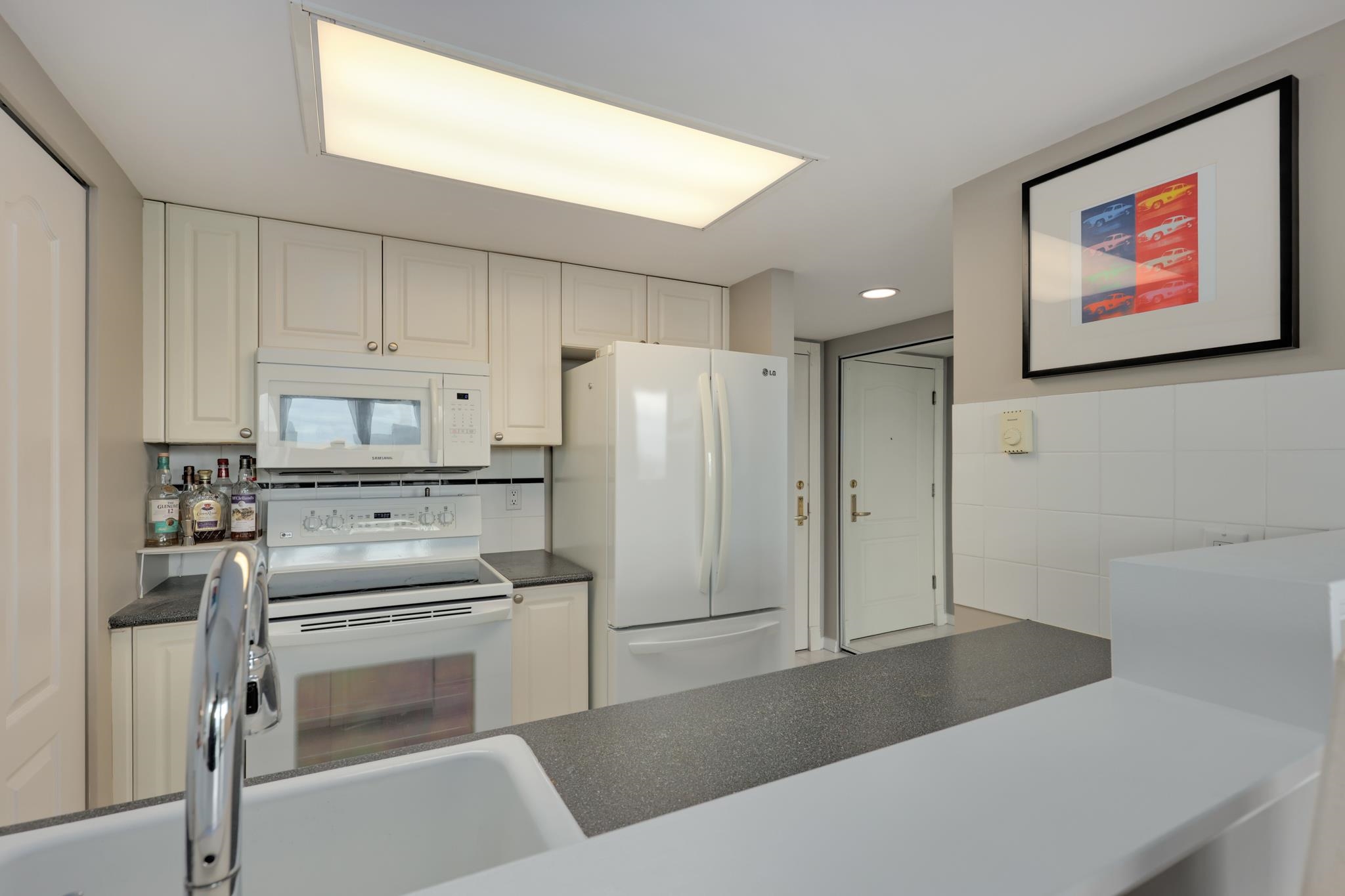 Listing image of 702 567 LONSDALE AVENUE