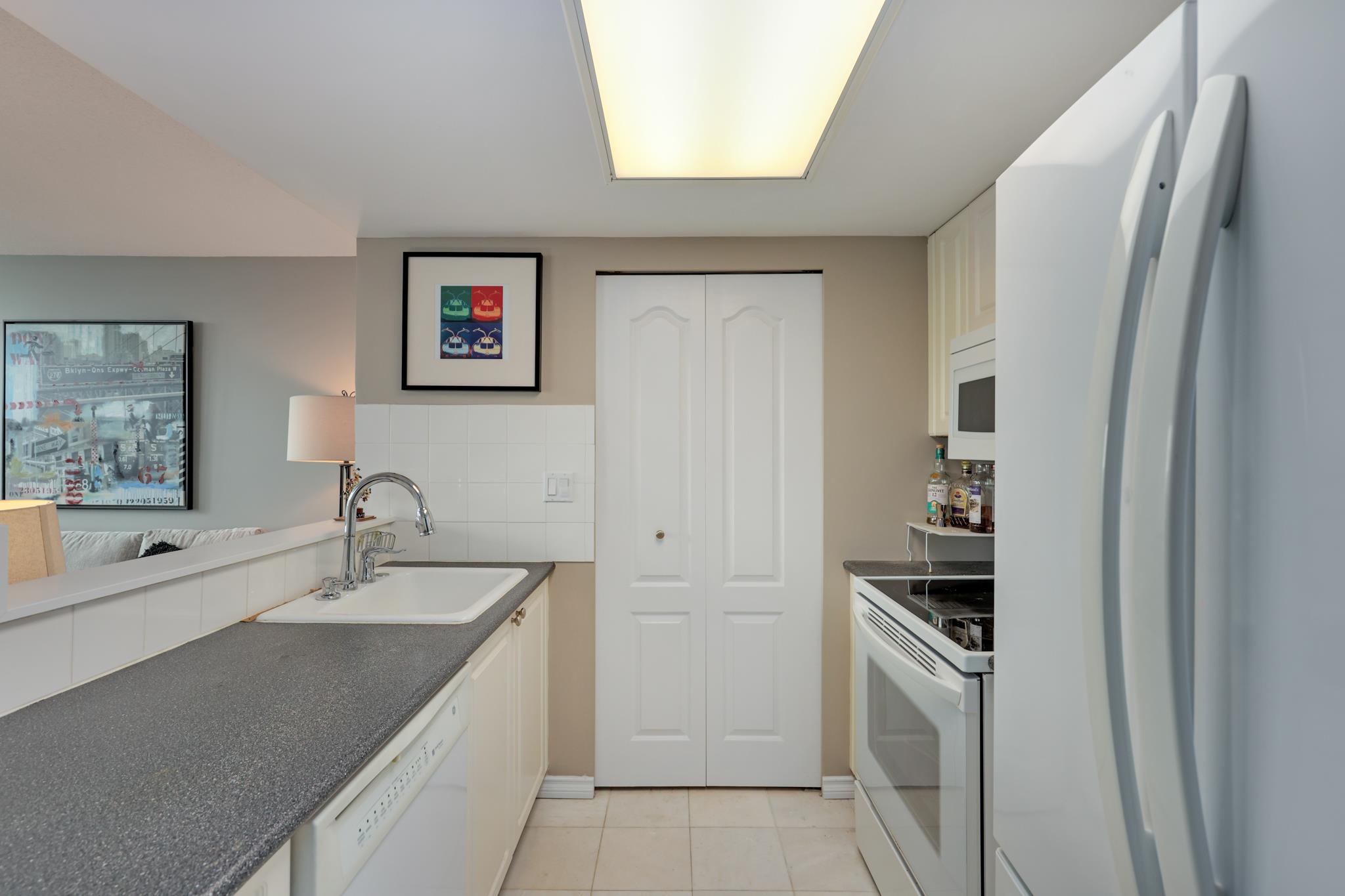 Listing image of 702 567 LONSDALE AVENUE