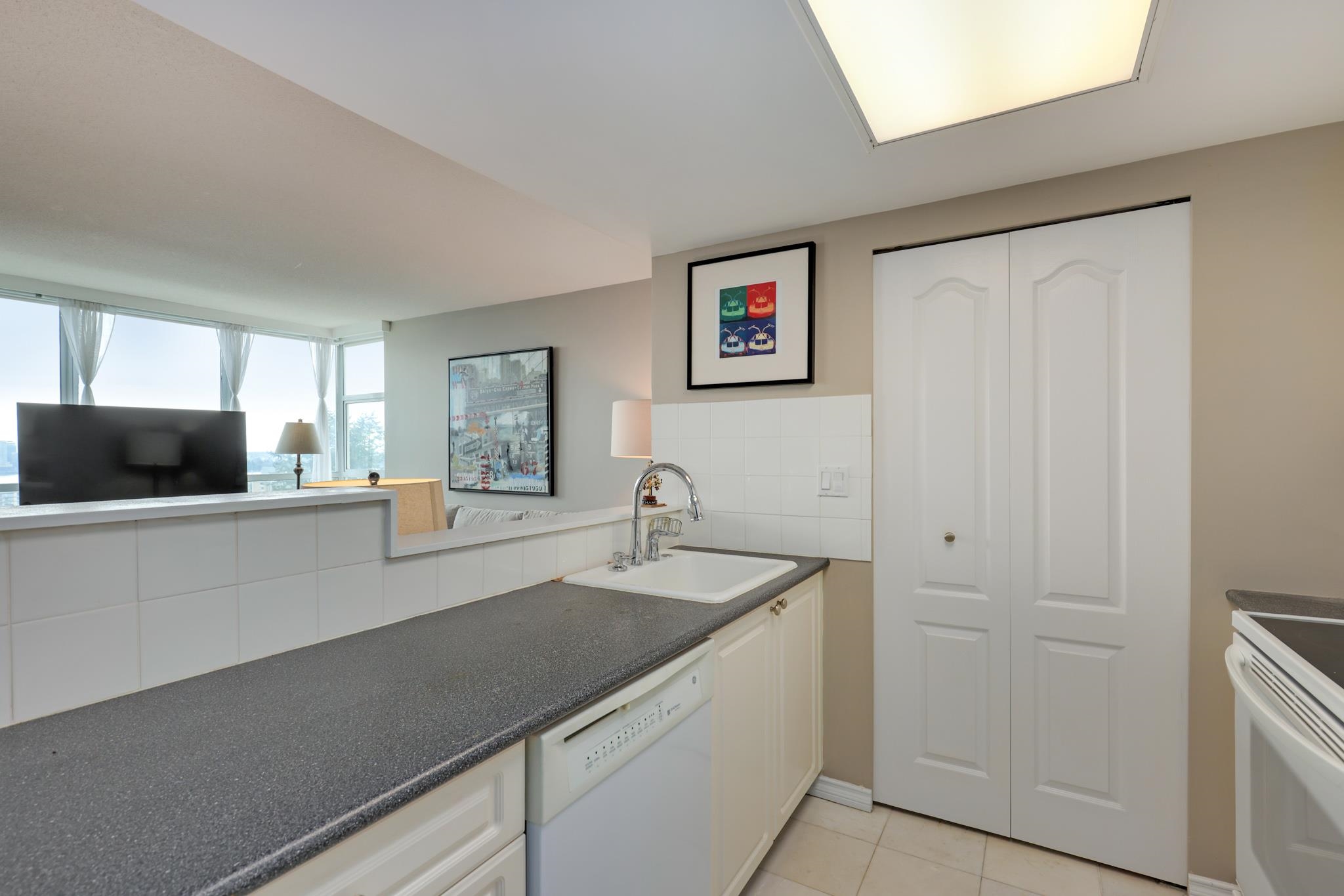 Listing image of 702 567 LONSDALE AVENUE