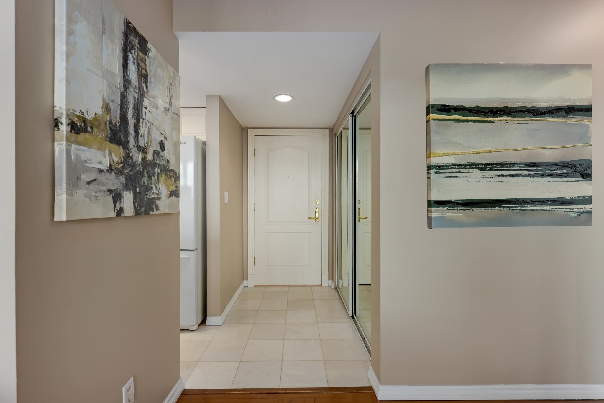 Listing image of 702 567 LONSDALE AVENUE