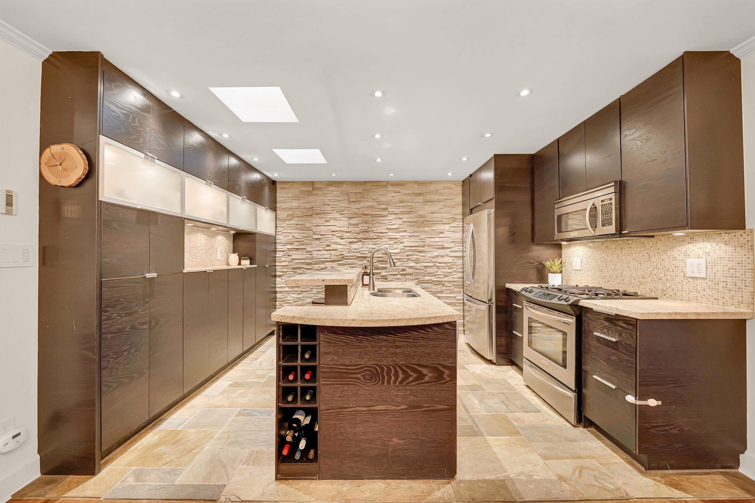 Listing image of 2354 TREETOP LANE