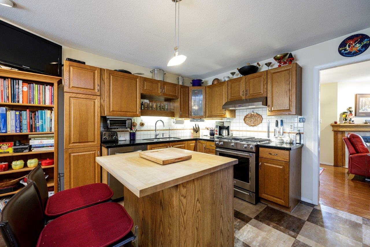 Listing image of 2 261 W 16TH STREET