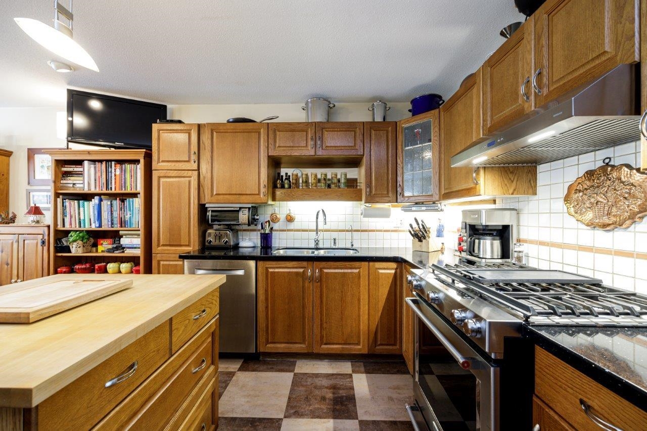 Listing image of 2 261 W 16TH STREET