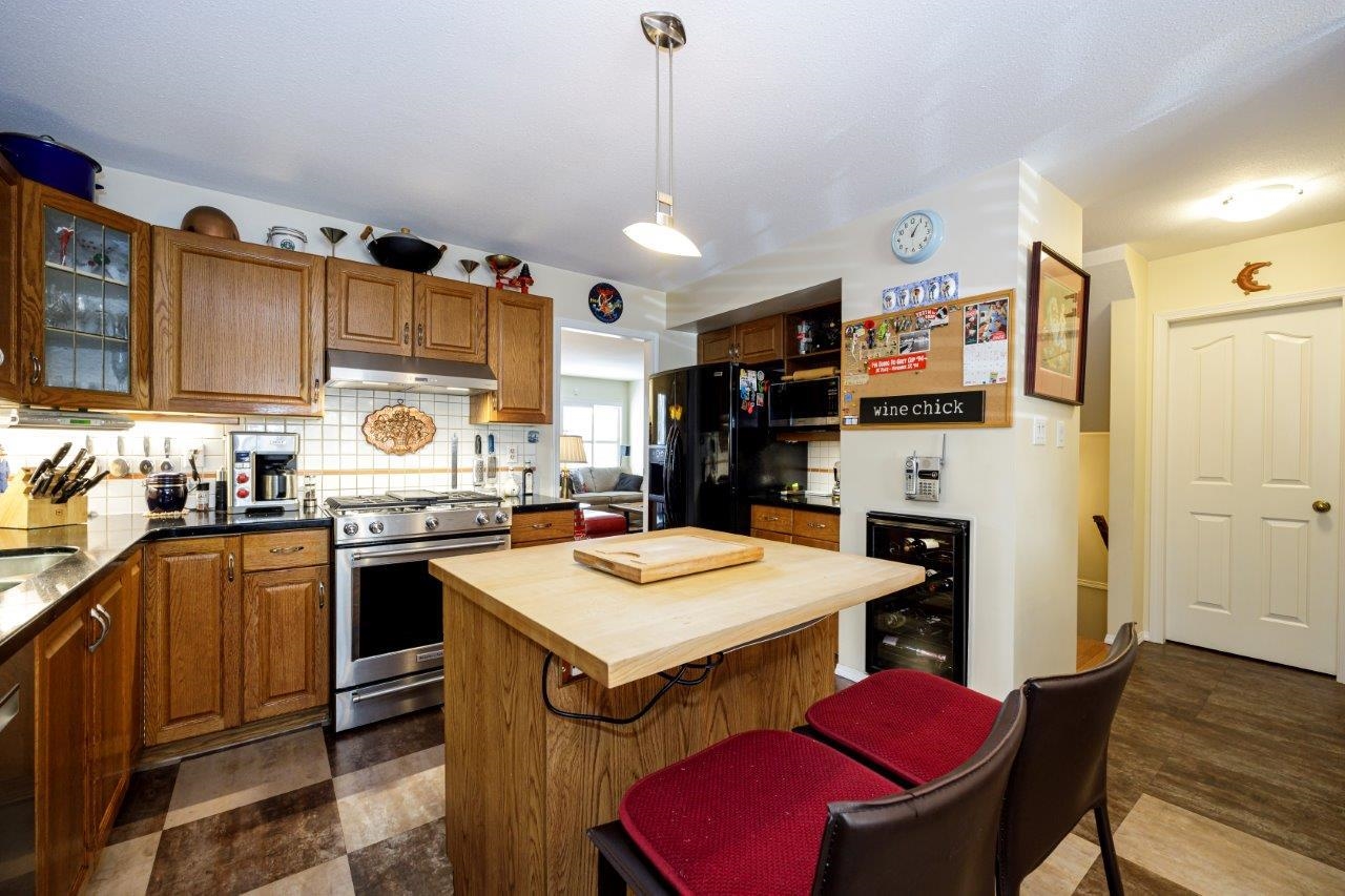 Listing image of 2 261 W 16TH STREET