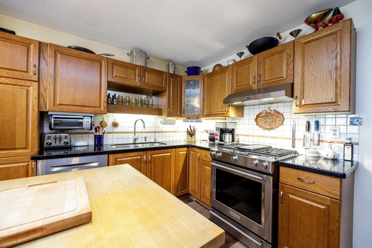 Listing image of 2 261 W 16TH STREET