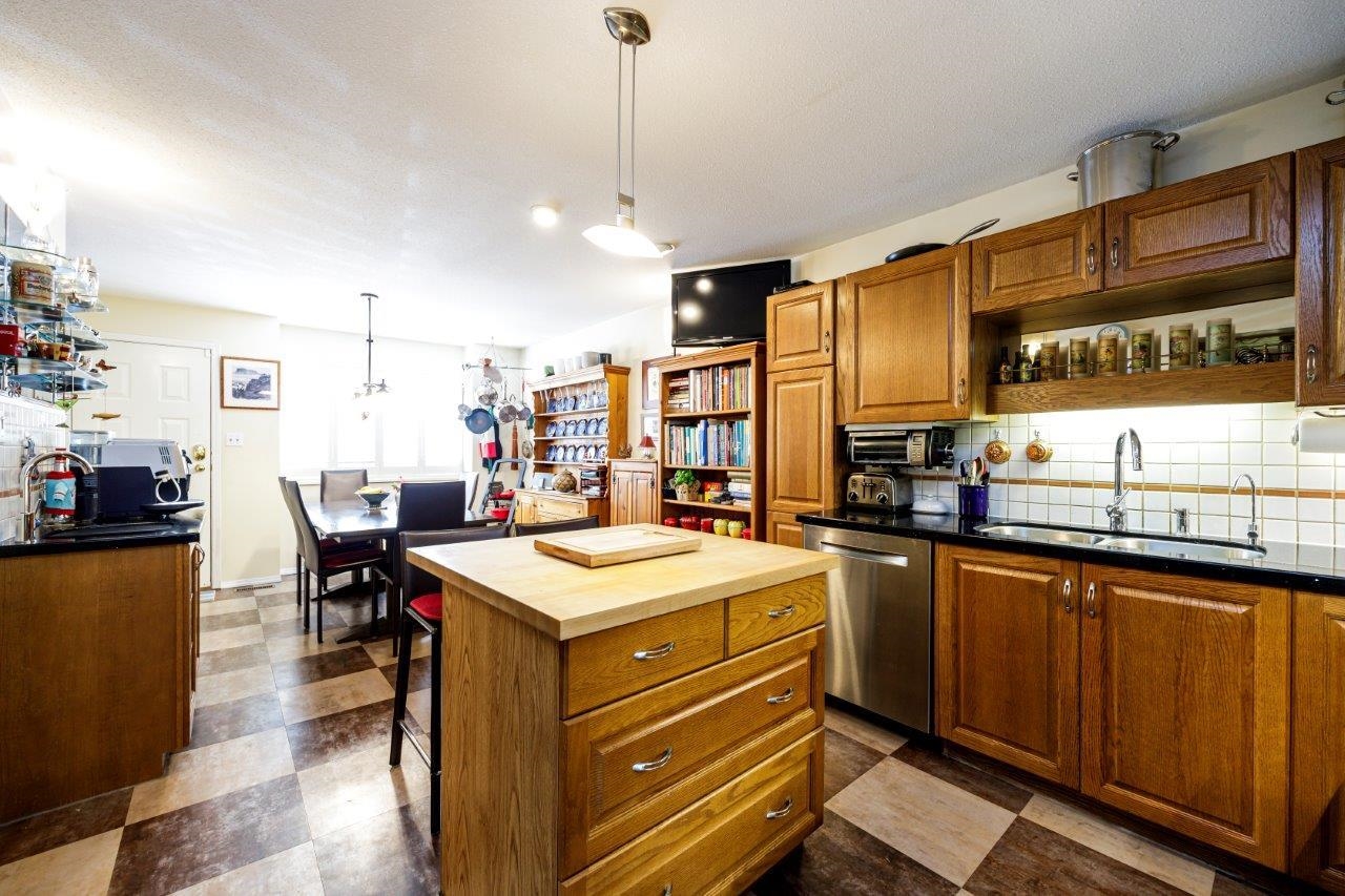 Listing image of 2 261 W 16TH STREET