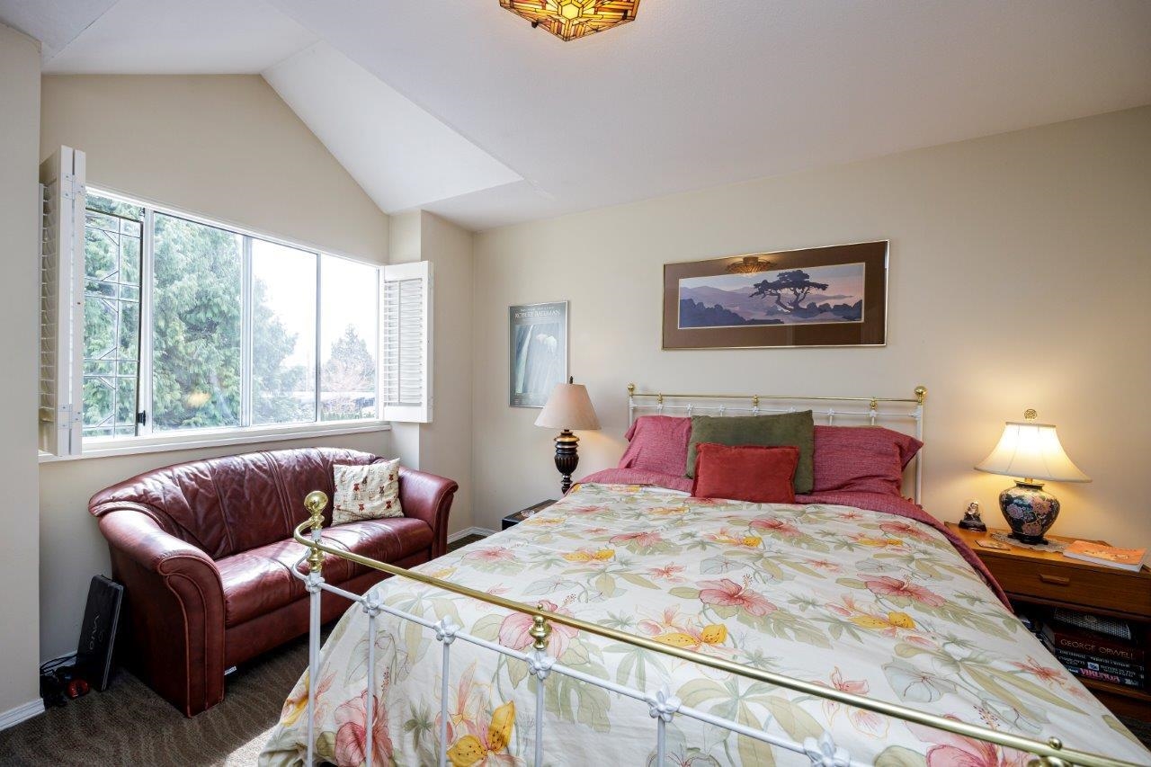 Listing image of 2 261 W 16TH STREET