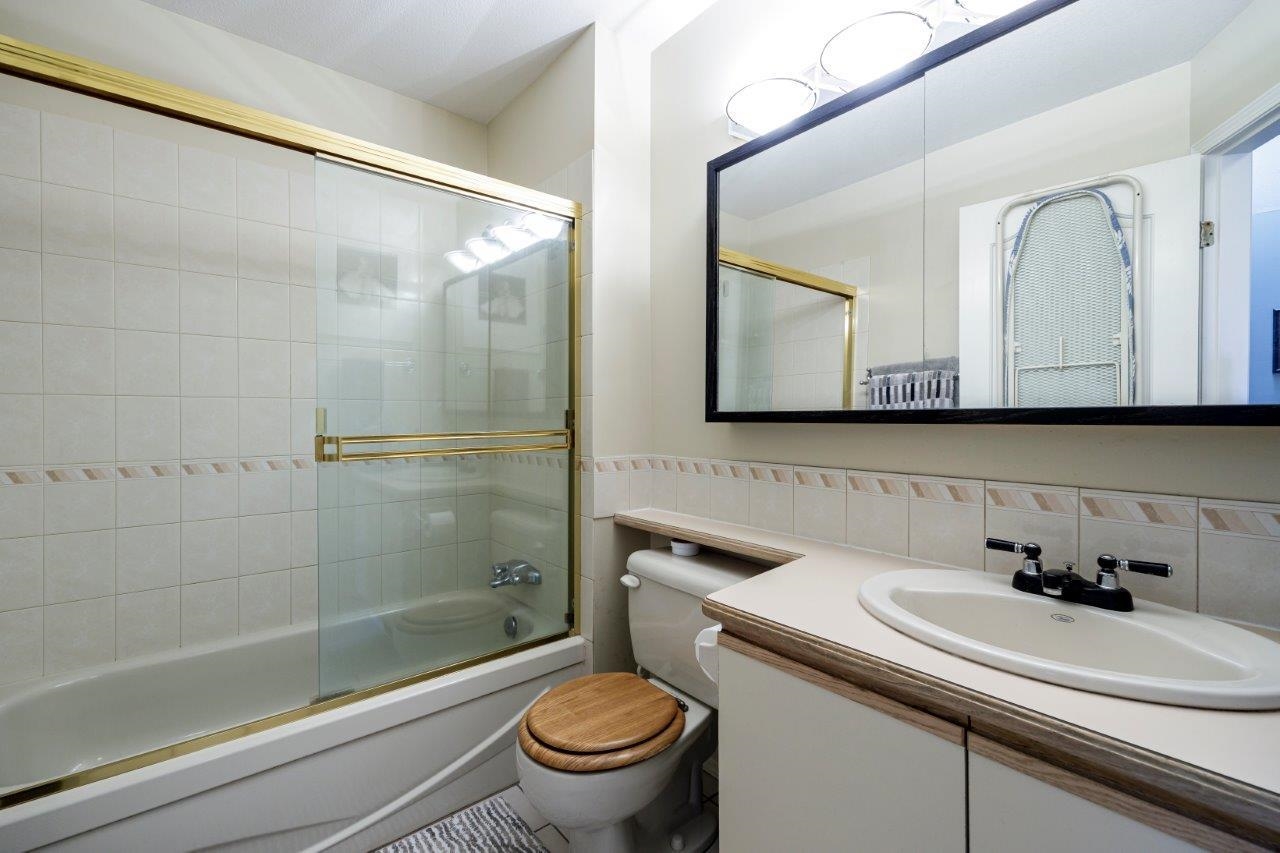 Listing image of 2 261 W 16TH STREET