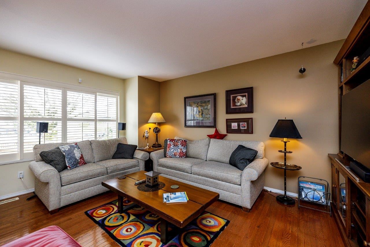 Listing image of 2 261 W 16TH STREET