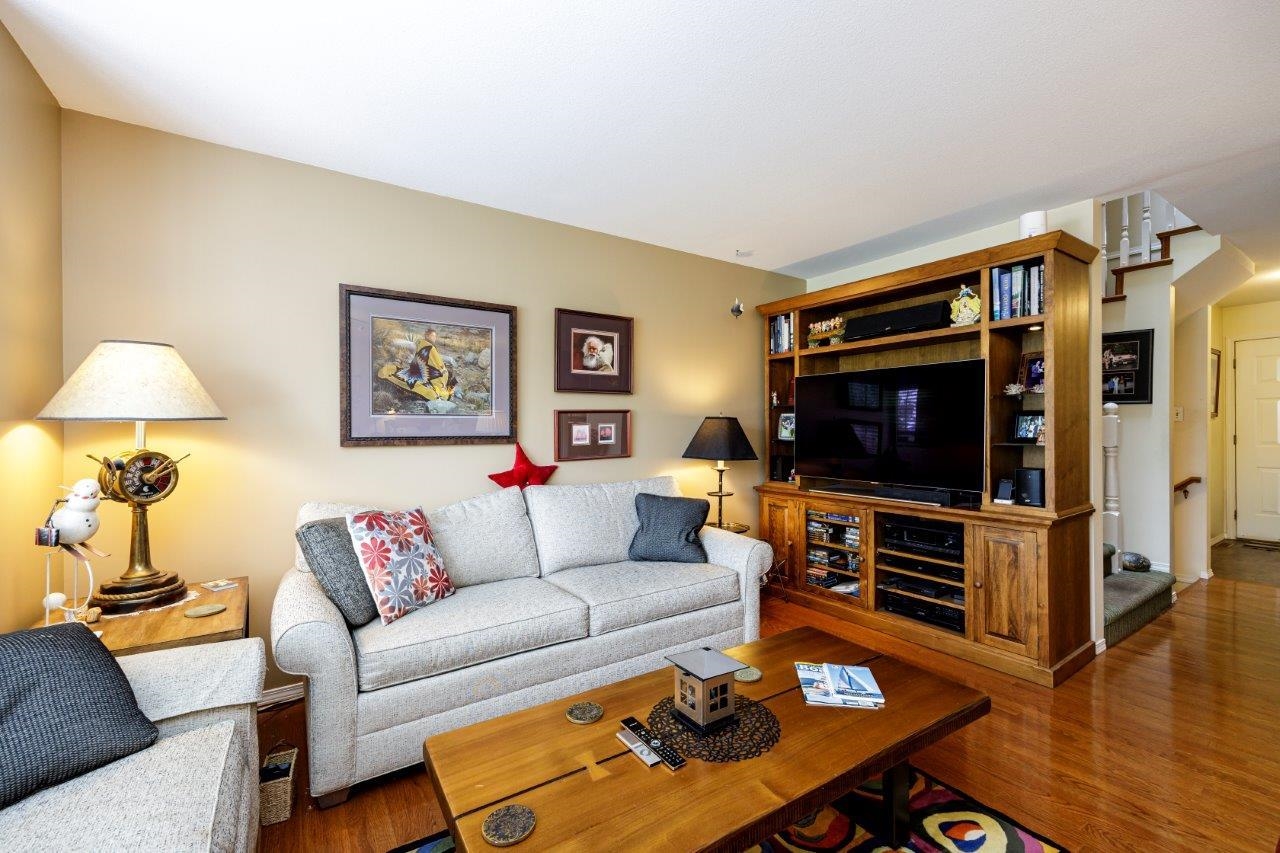 Listing image of 2 261 W 16TH STREET