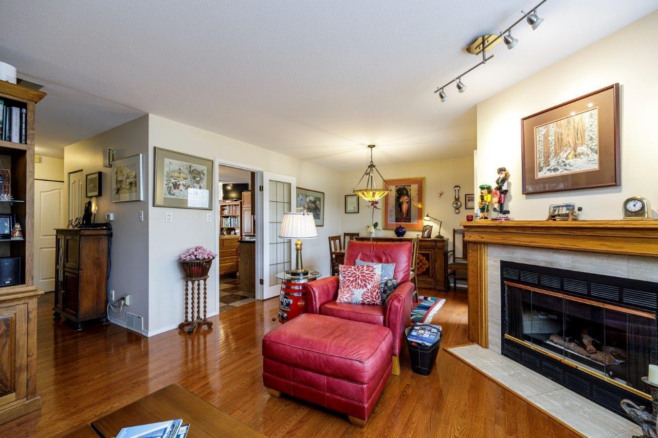 Listing image of 2 261 W 16TH STREET