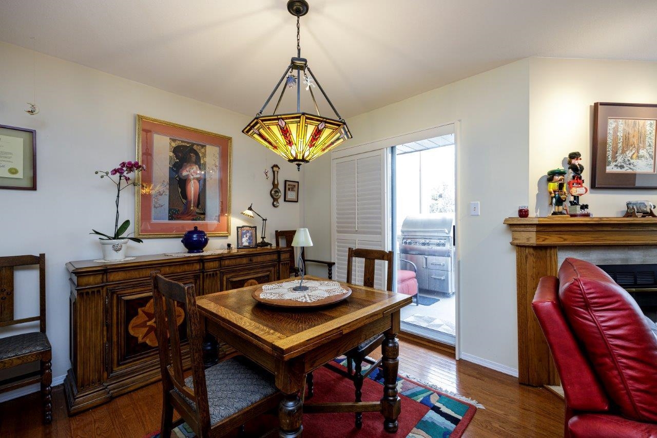 Listing image of 2 261 W 16TH STREET