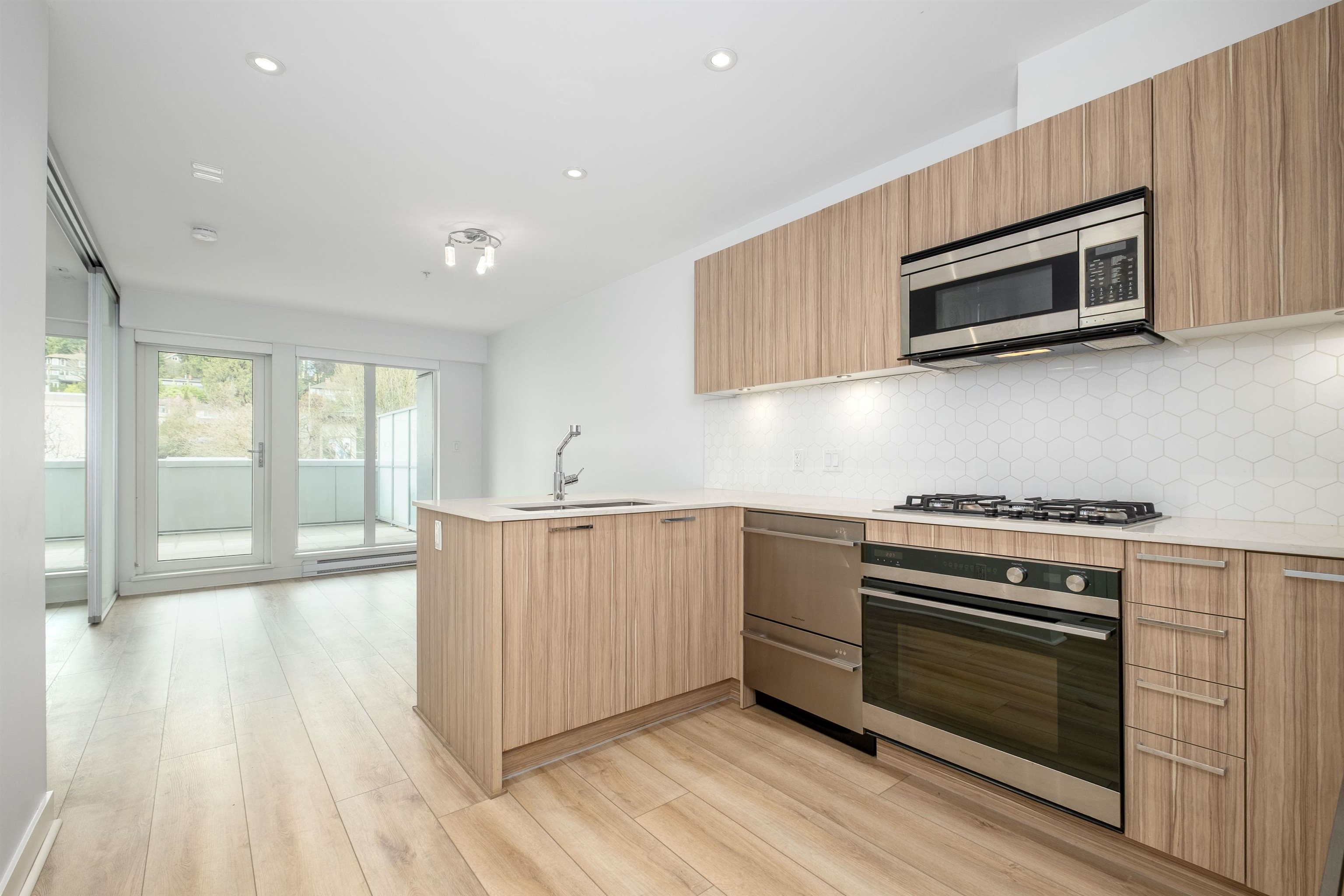 Listing image of 209 1061 MARINE DRIVE