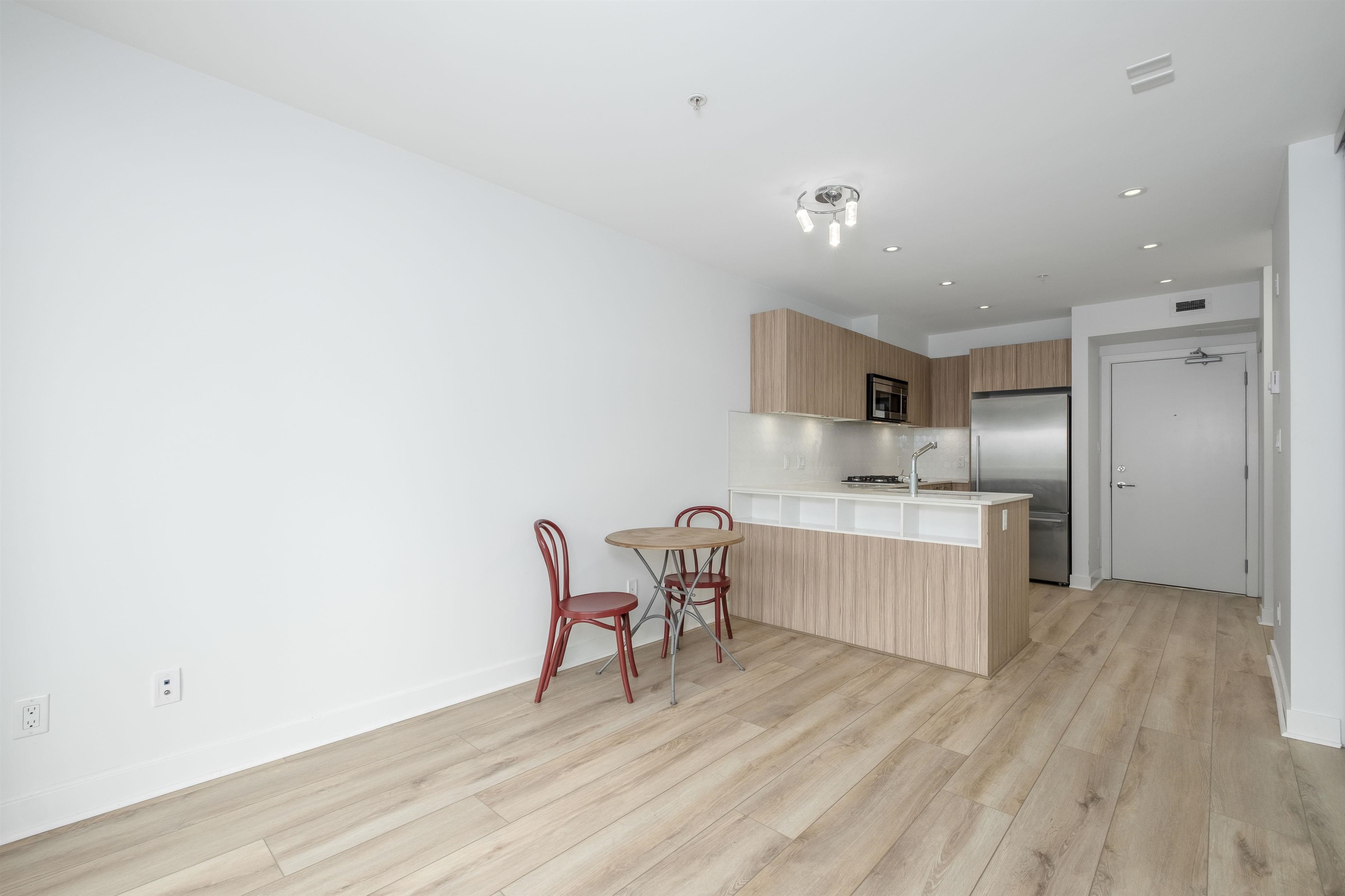 Listing image of 209 1061 MARINE DRIVE