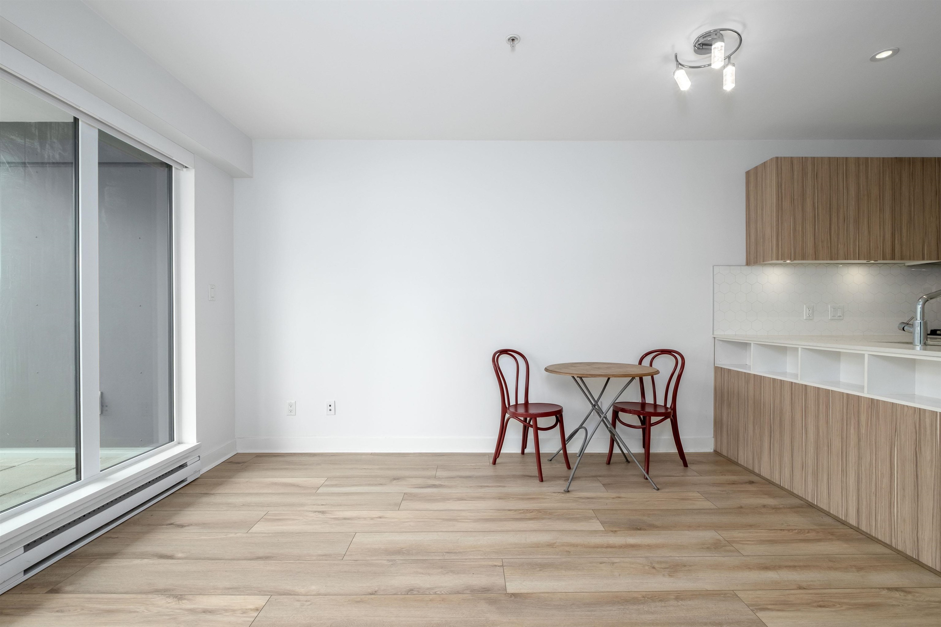 Listing image of 209 1061 MARINE DRIVE