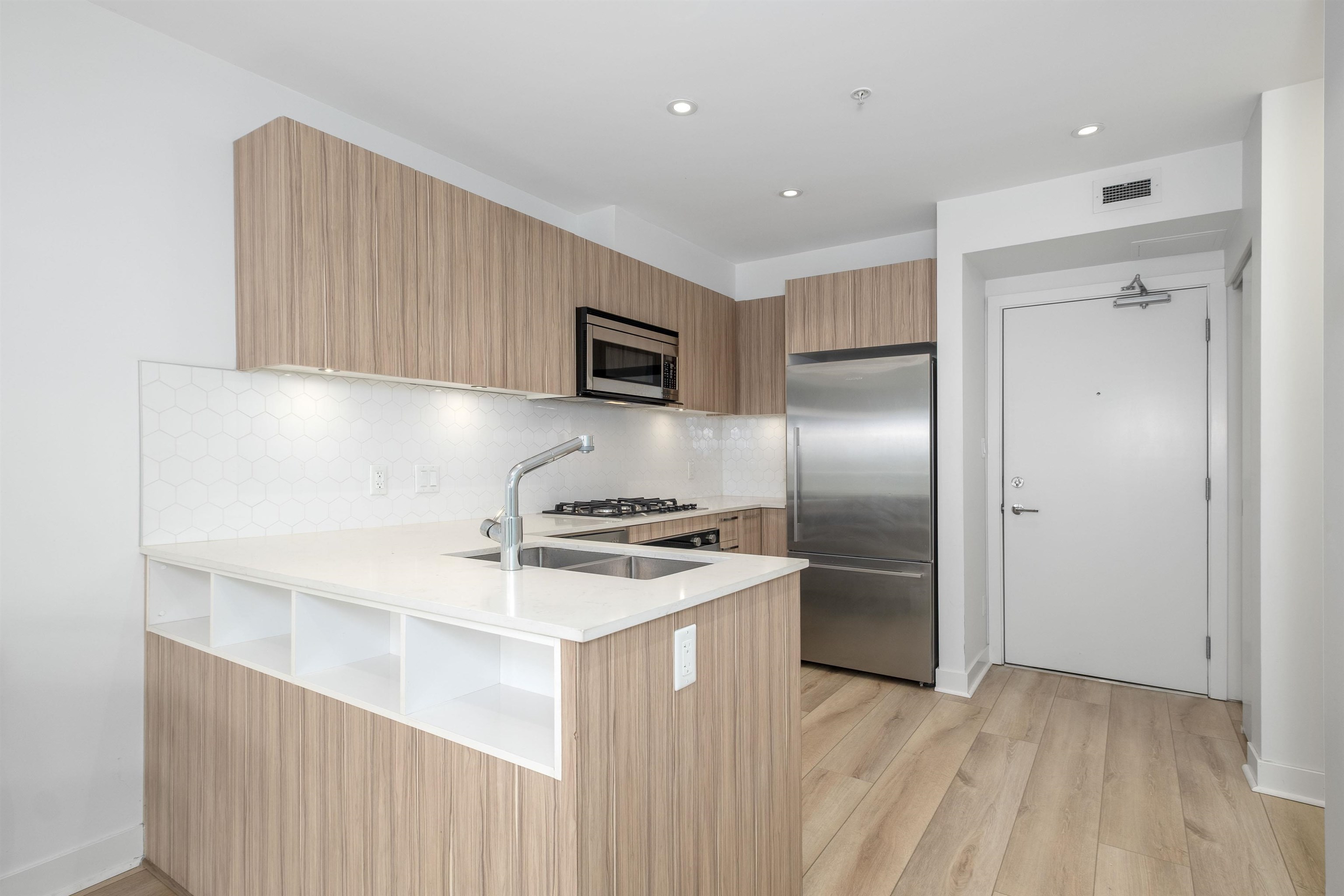 Listing image of 209 1061 MARINE DRIVE