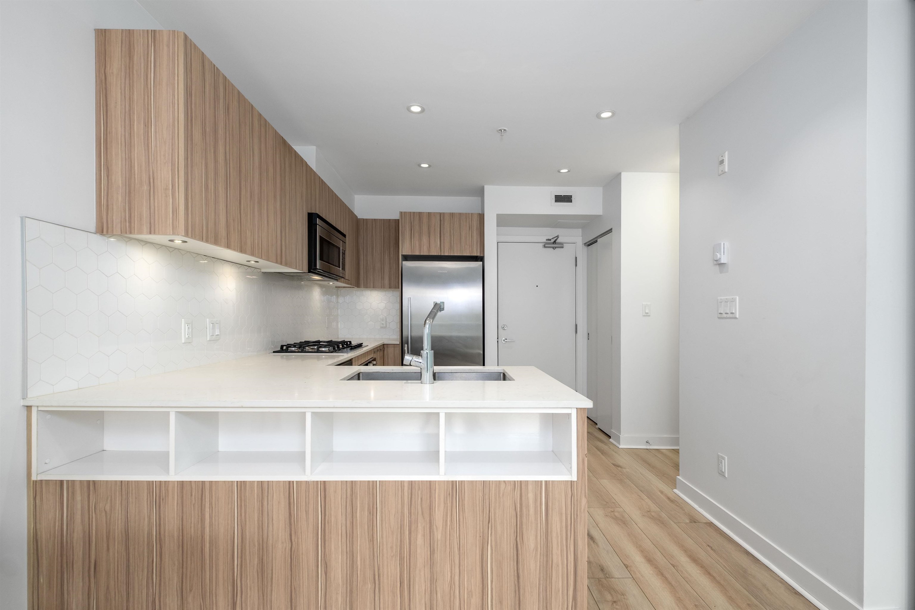 Listing image of 209 1061 MARINE DRIVE