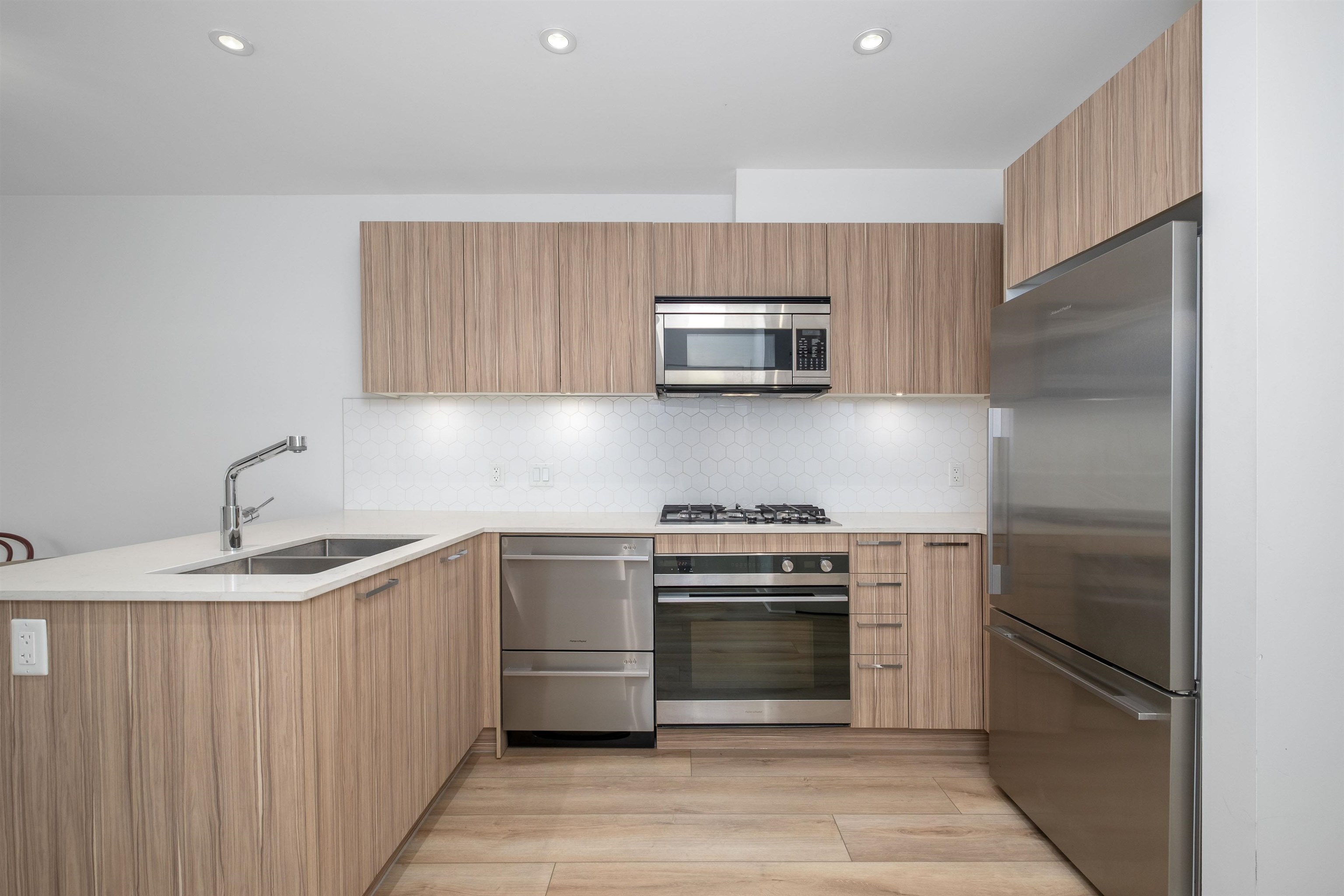 Listing image of 209 1061 MARINE DRIVE
