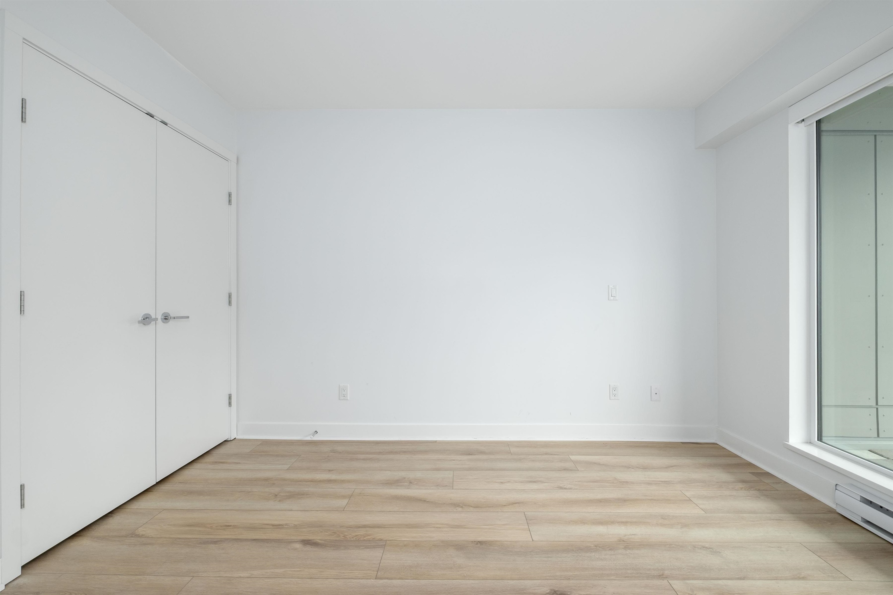 Listing image of 209 1061 MARINE DRIVE