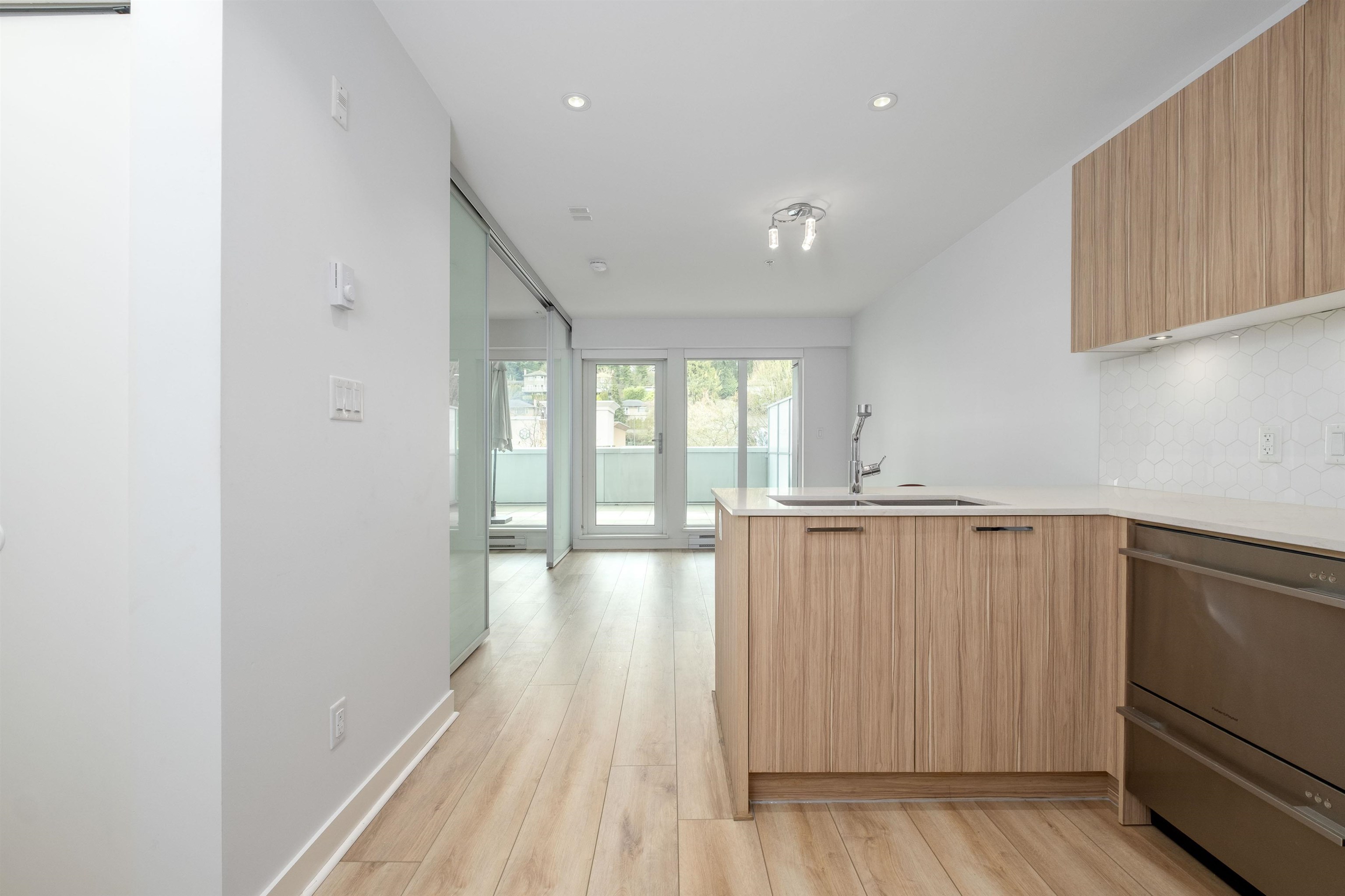 Listing image of 209 1061 MARINE DRIVE