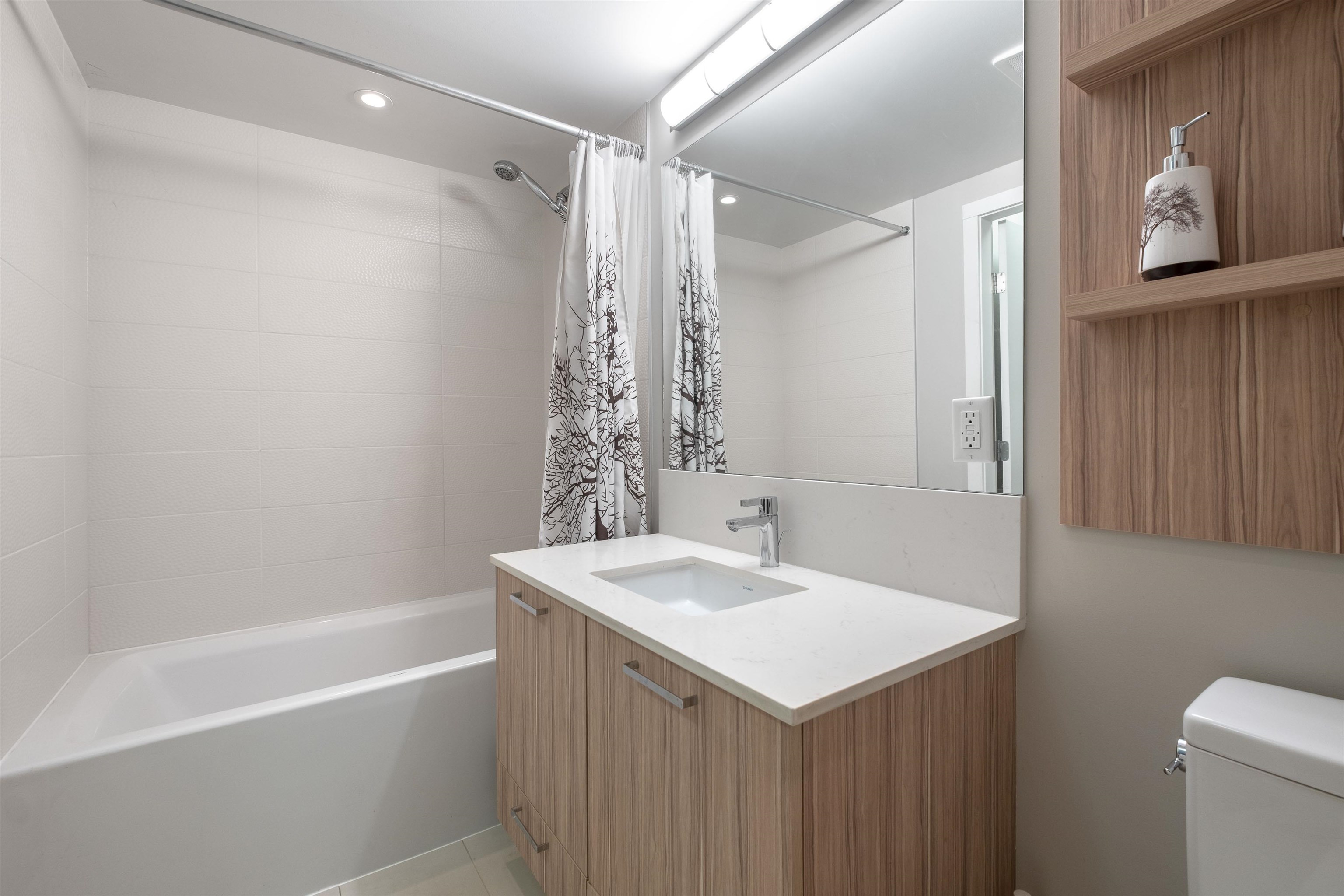 Listing image of 209 1061 MARINE DRIVE