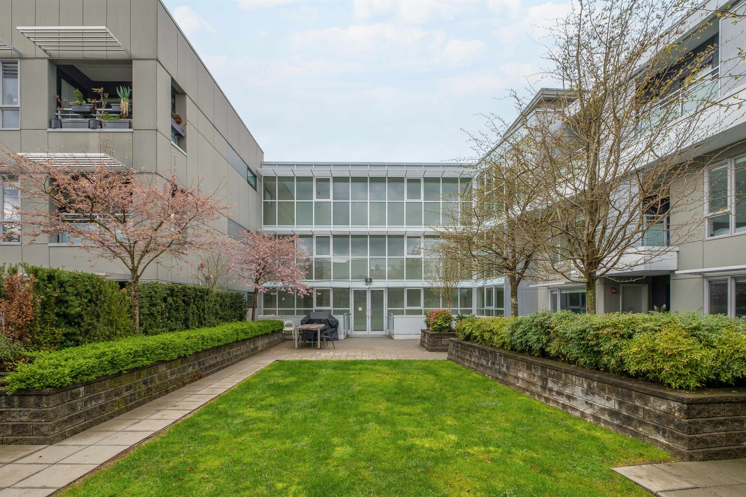 Listing image of 209 1061 MARINE DRIVE