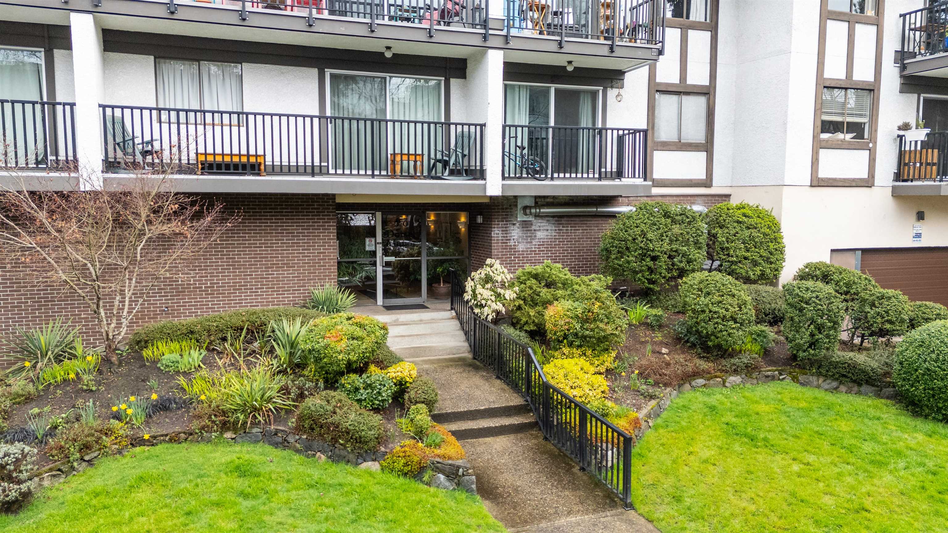 Listing image of 207 270 W 1ST STREET