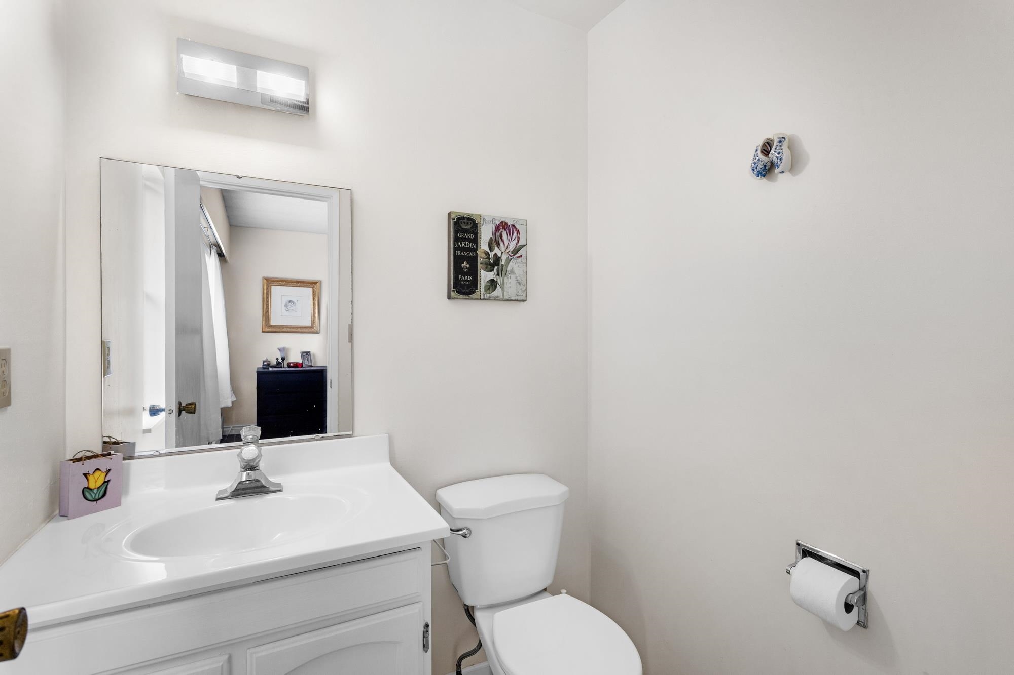Listing image of 321 123 E 19TH STREET