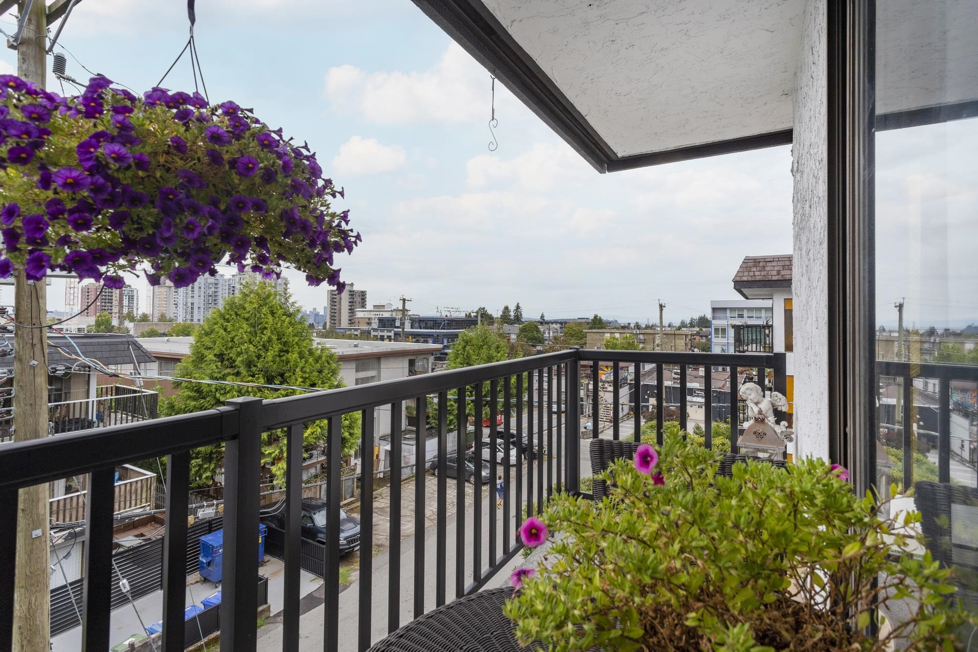 Listing image of 321 123 E 19TH STREET