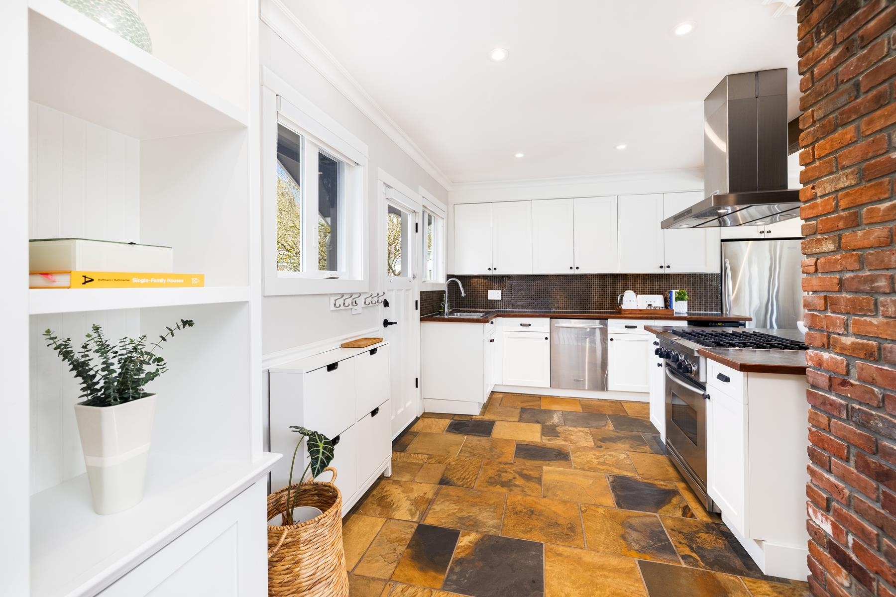Listing image of 630 E 12TH STREET