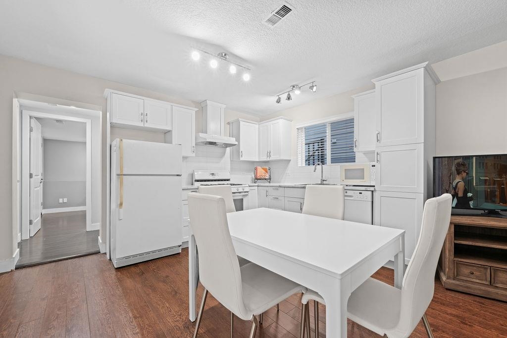 Listing image of 549 W 22ND STREET