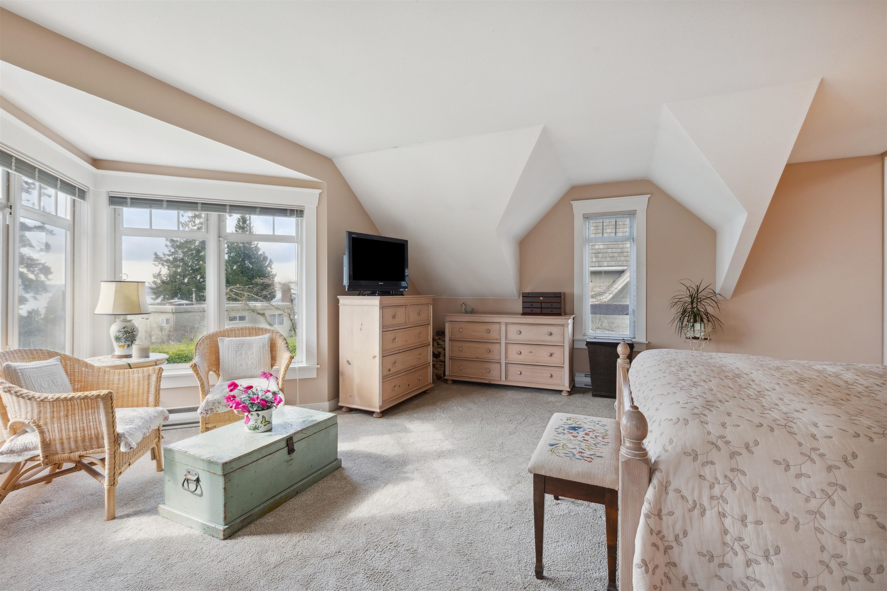 Listing image of 2360 KINGS AVENUE