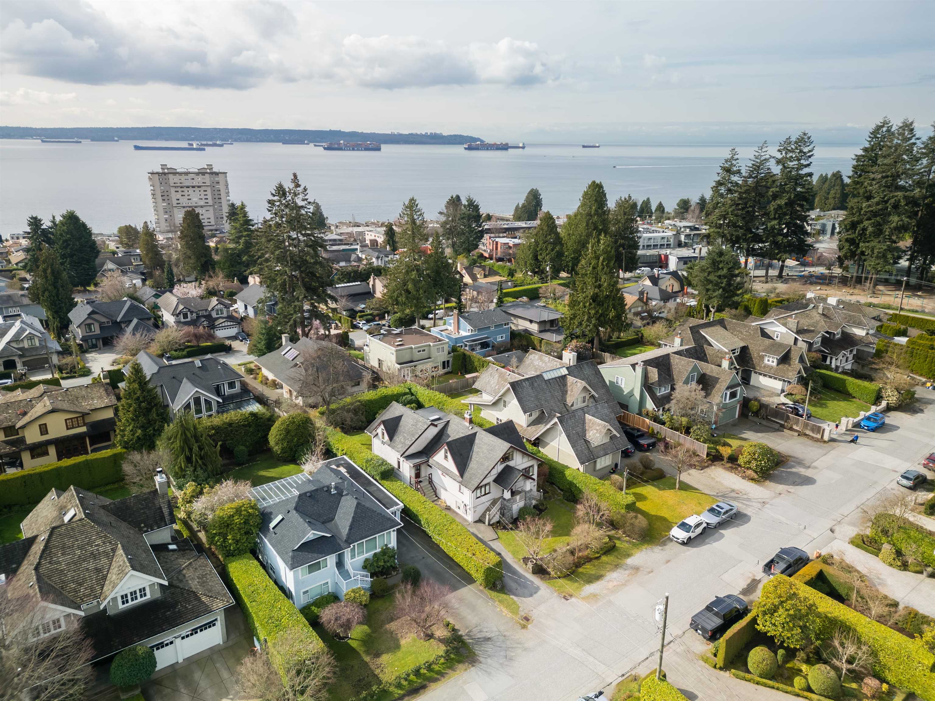 Listing image of 2360 KINGS AVENUE