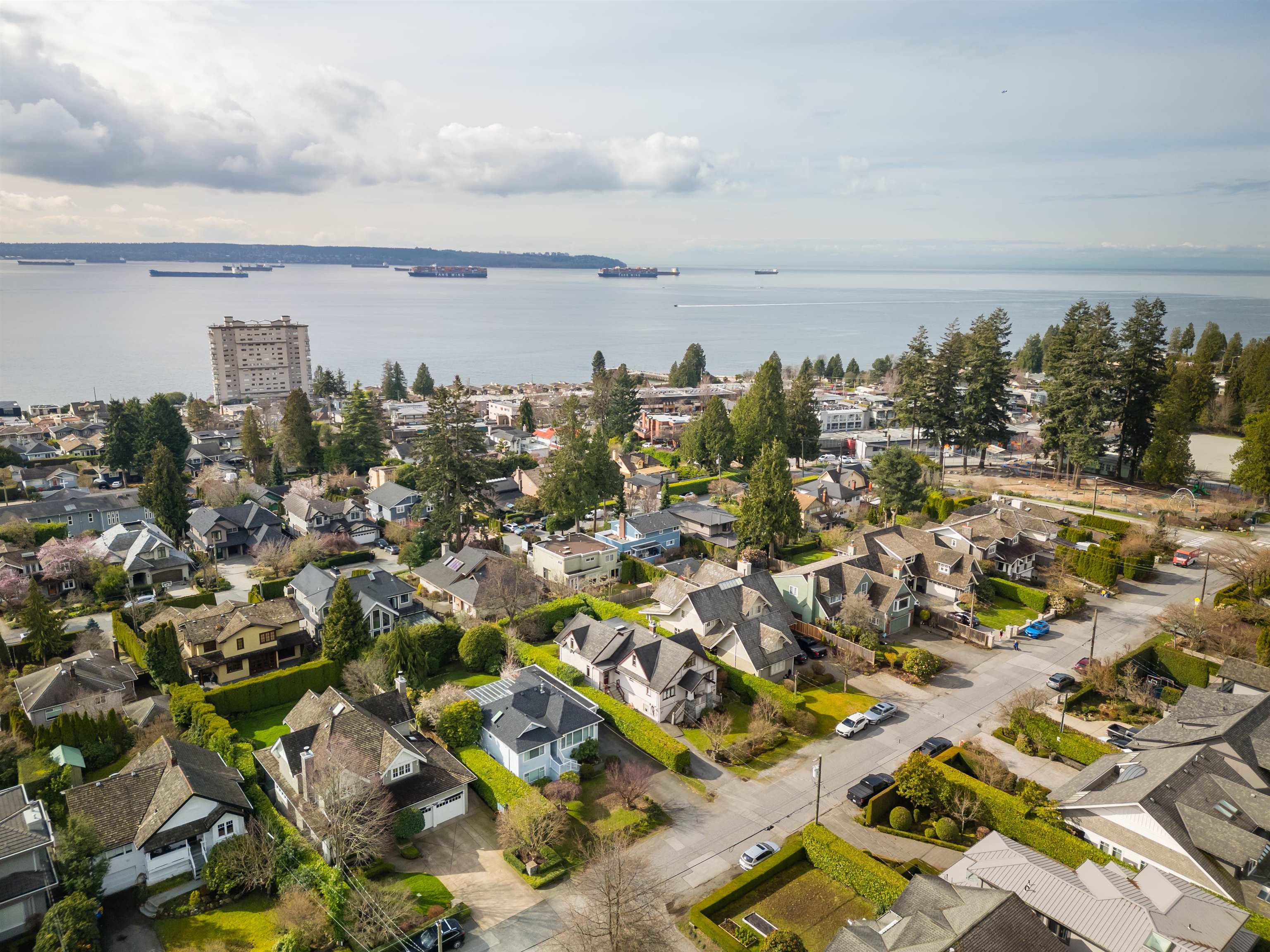 Listing image of 2360 KINGS AVENUE