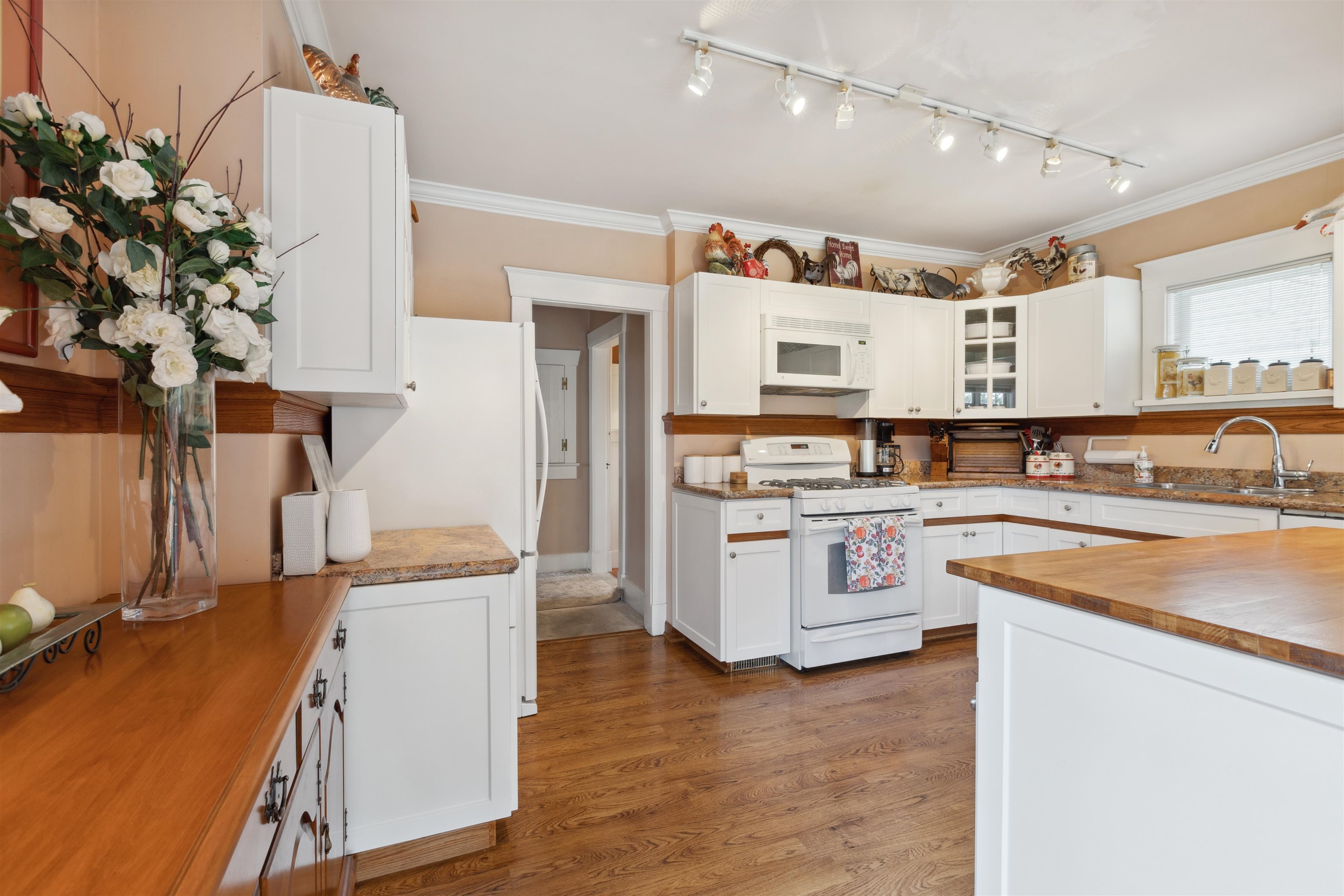 Listing image of 2360 KINGS AVENUE