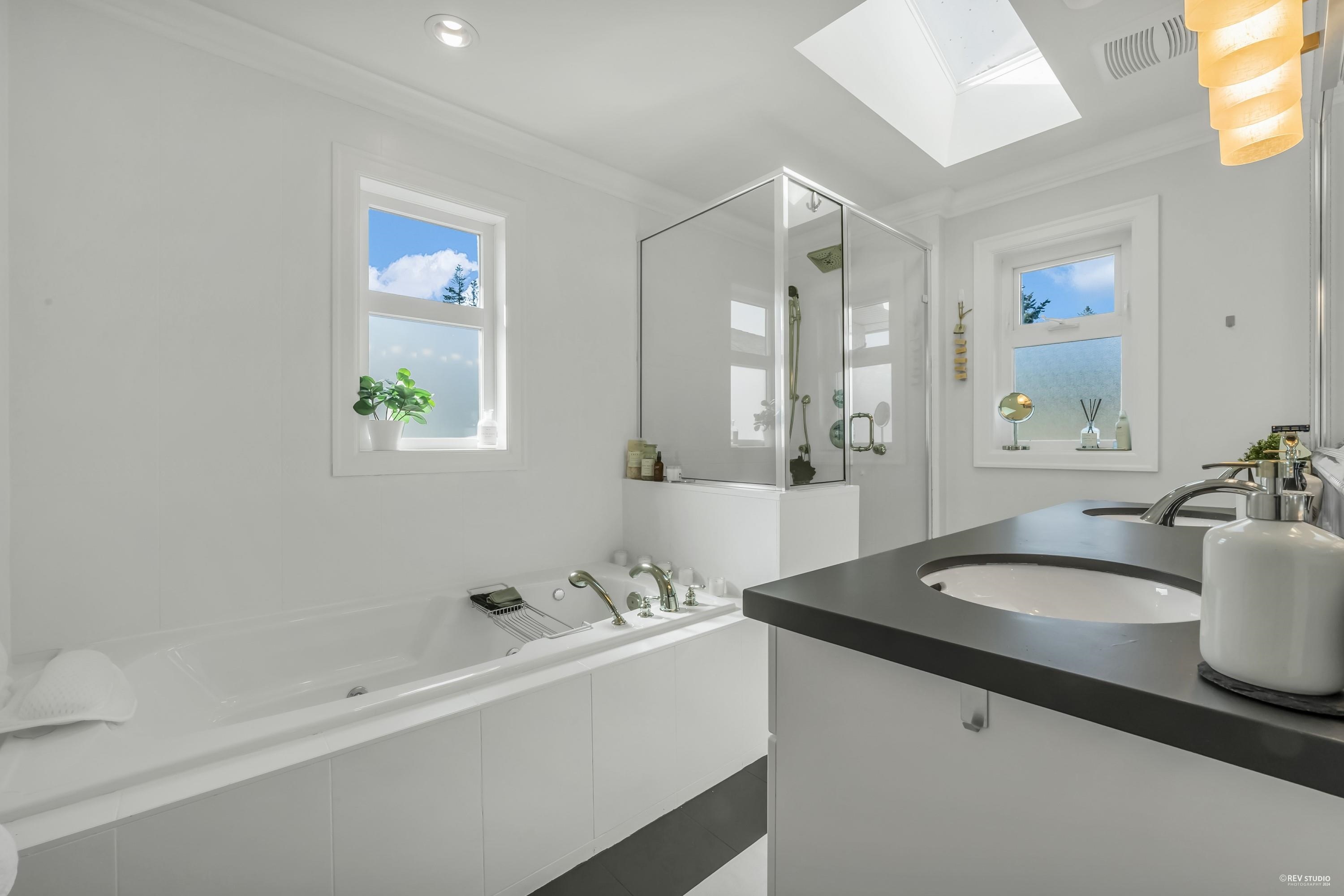 Listing image of 338 W 17TH STREET